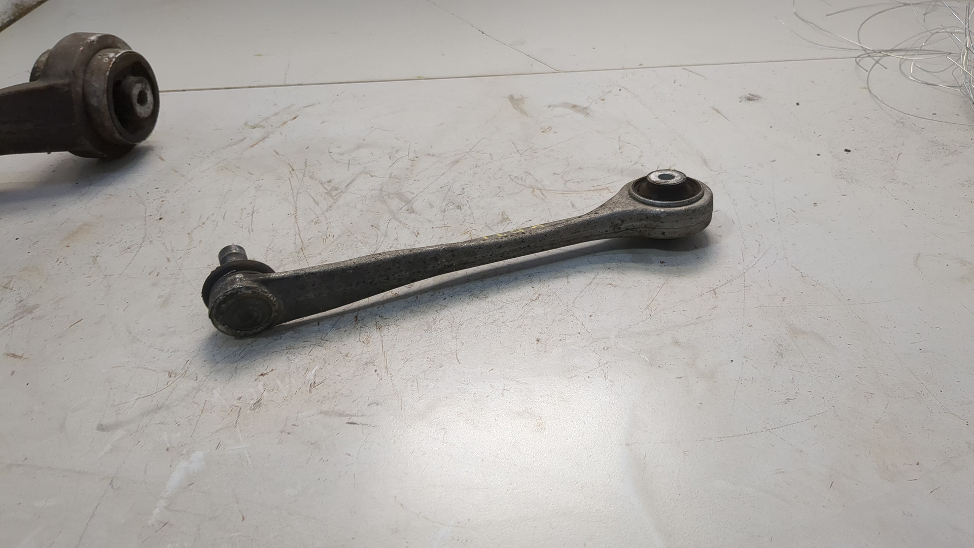 Рычаг передний правый