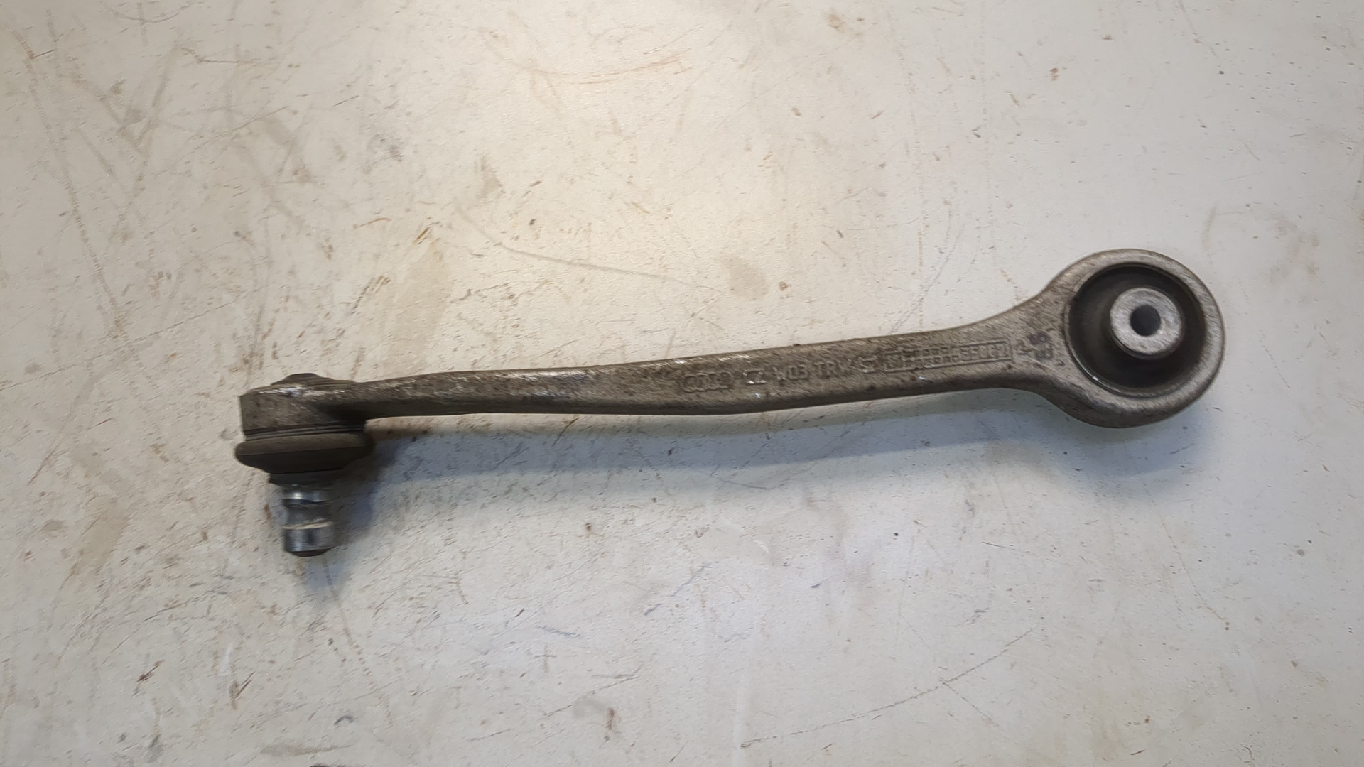 Рычаг передний правый