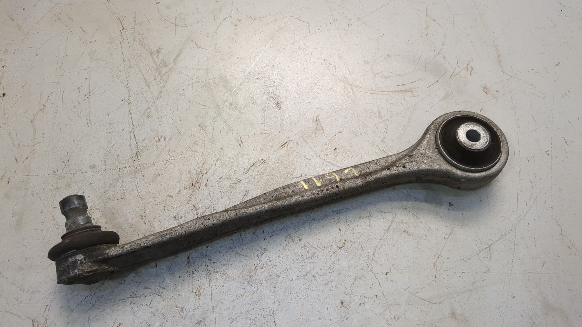 Рычаг передний правый