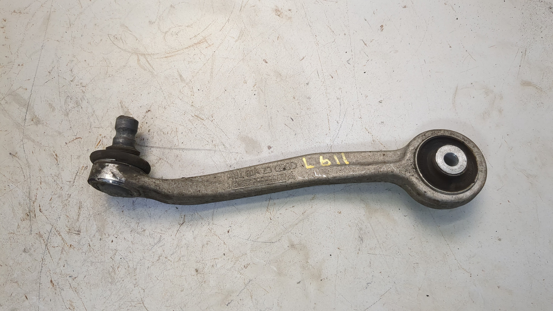 Рычаг передний левый