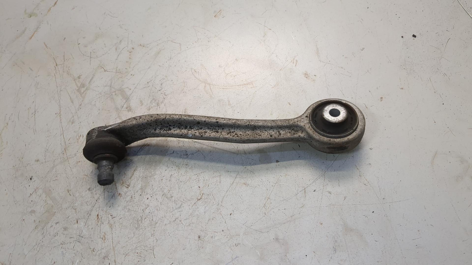 Рычаг передний левый