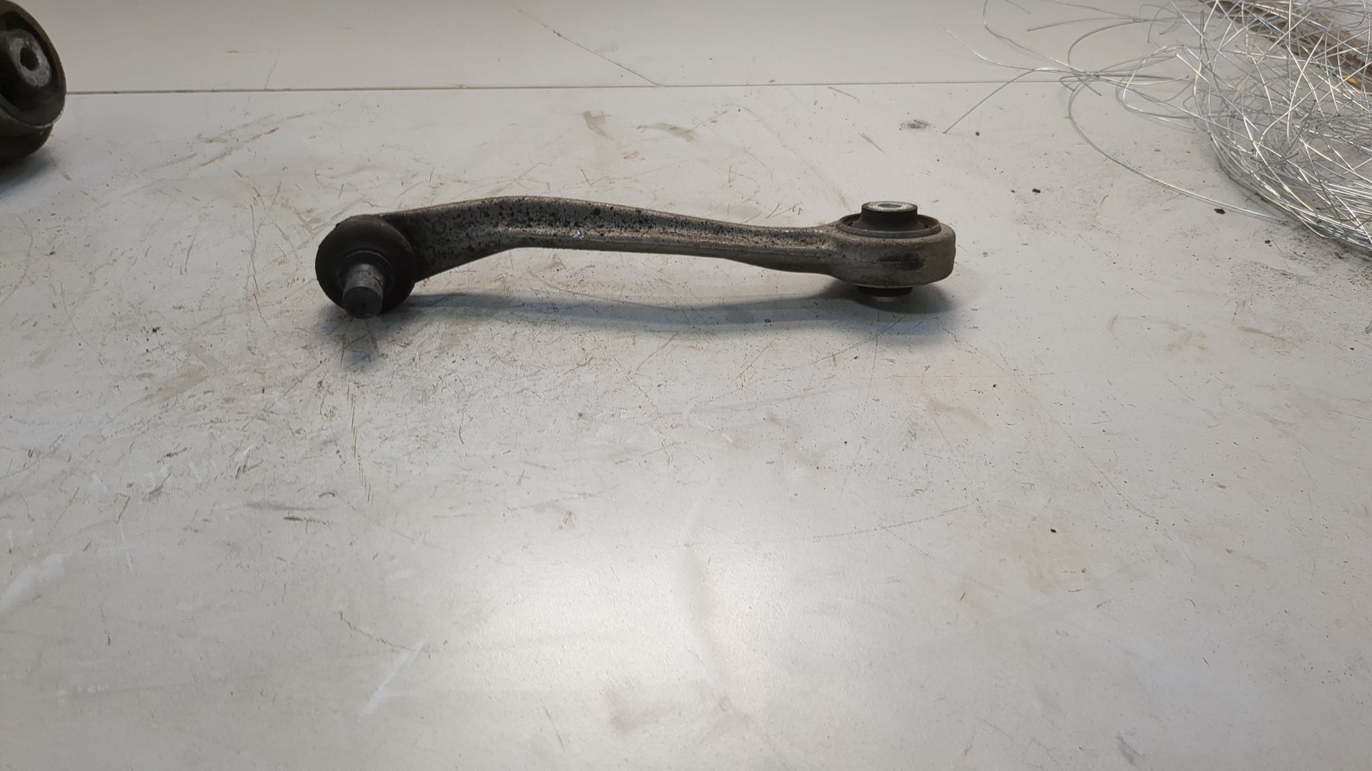 Рычаг передний левый