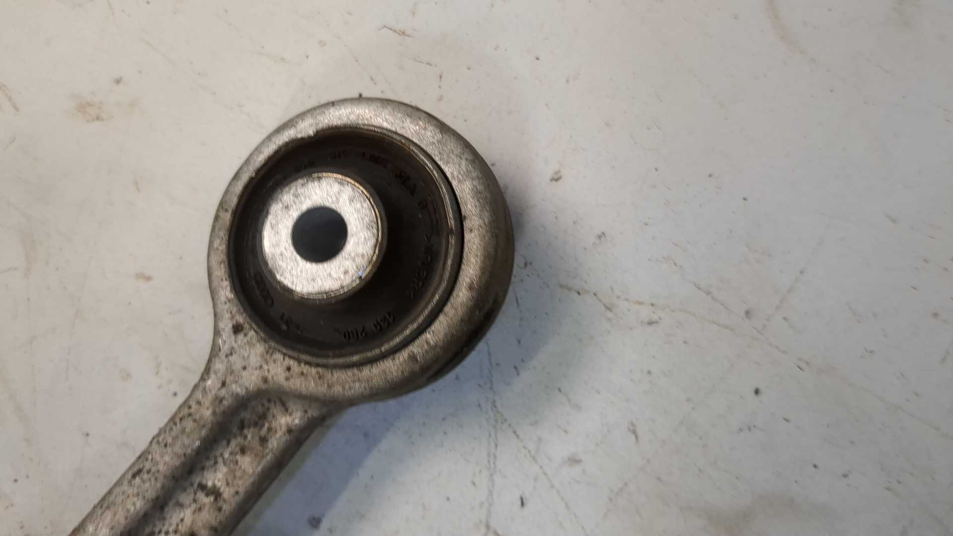 Рычаг передний левый