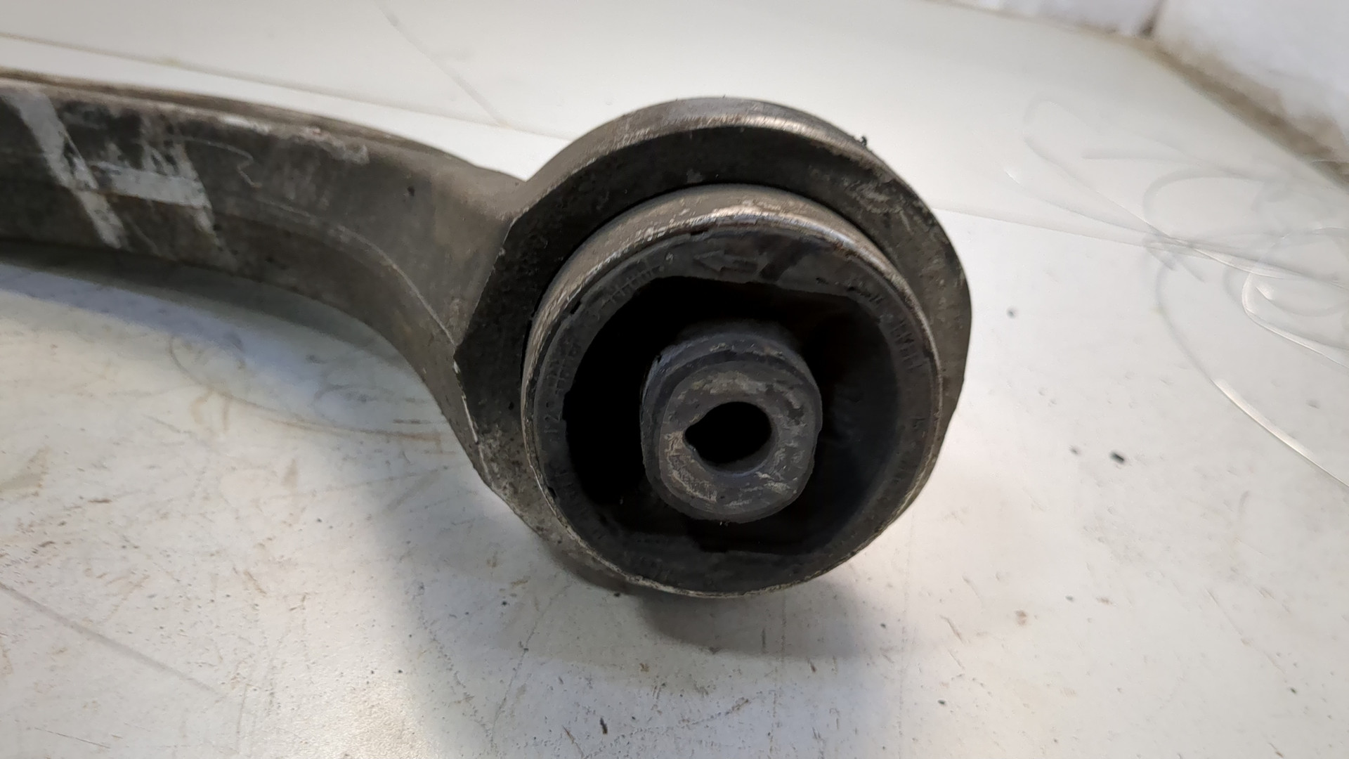 Рычаг передний правый