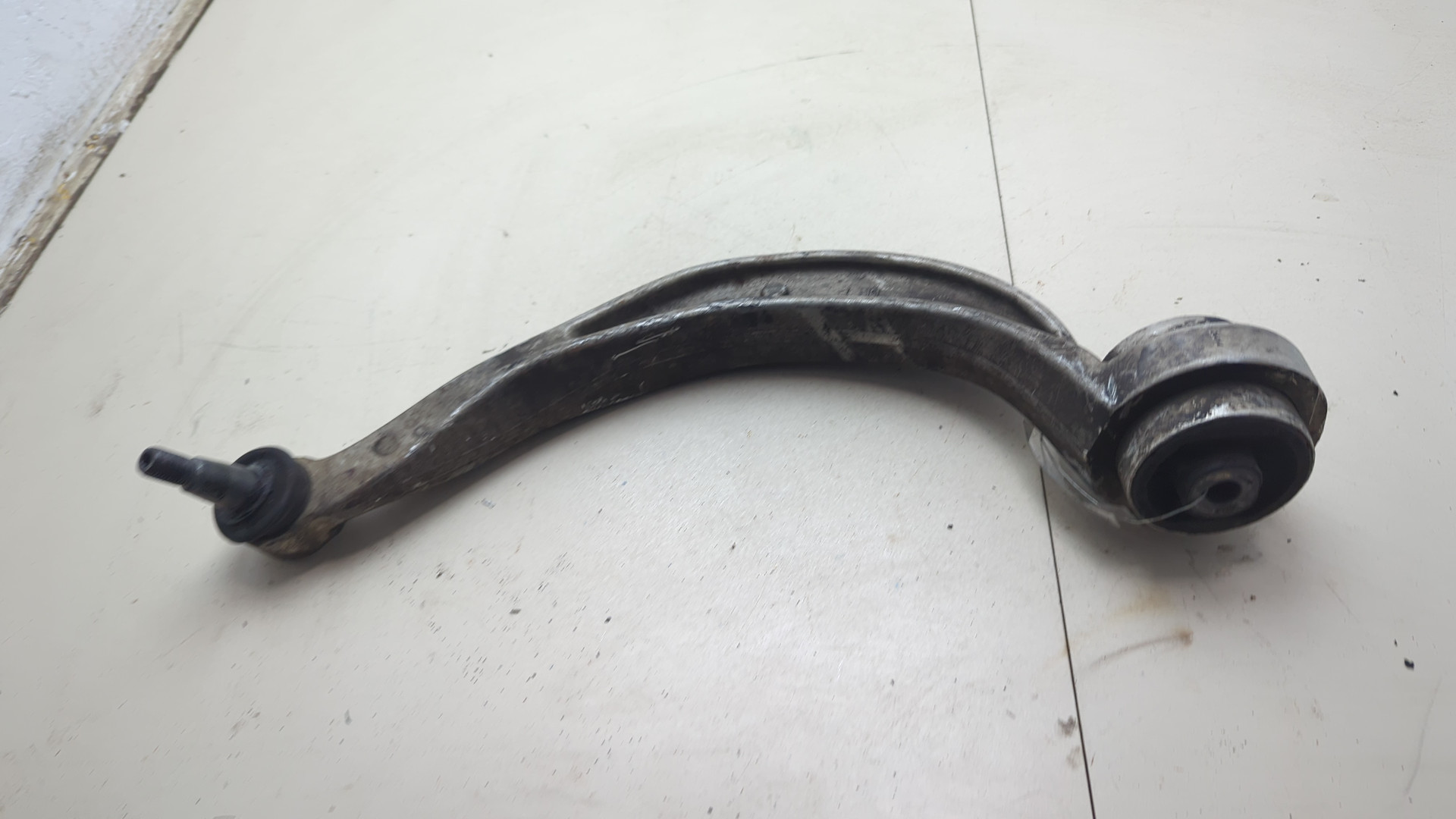 Рычаг передний правый