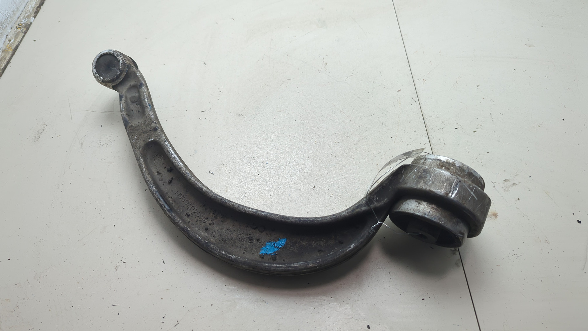 Рычаг передний правый