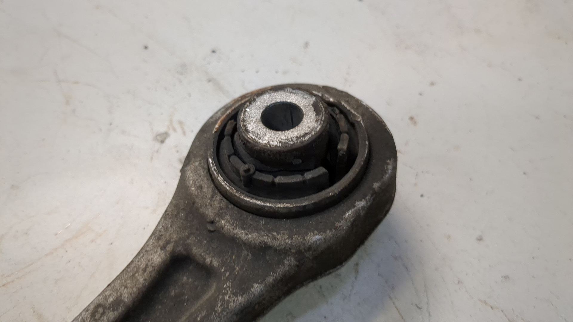 Рычаг передний правый