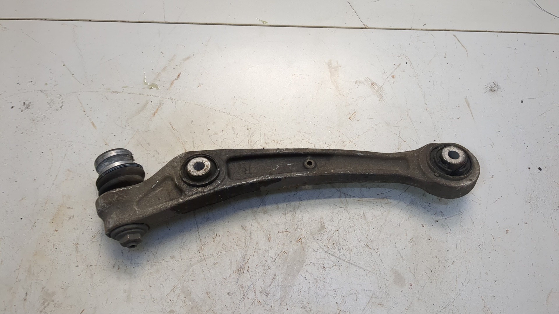 Рычаг передний правый