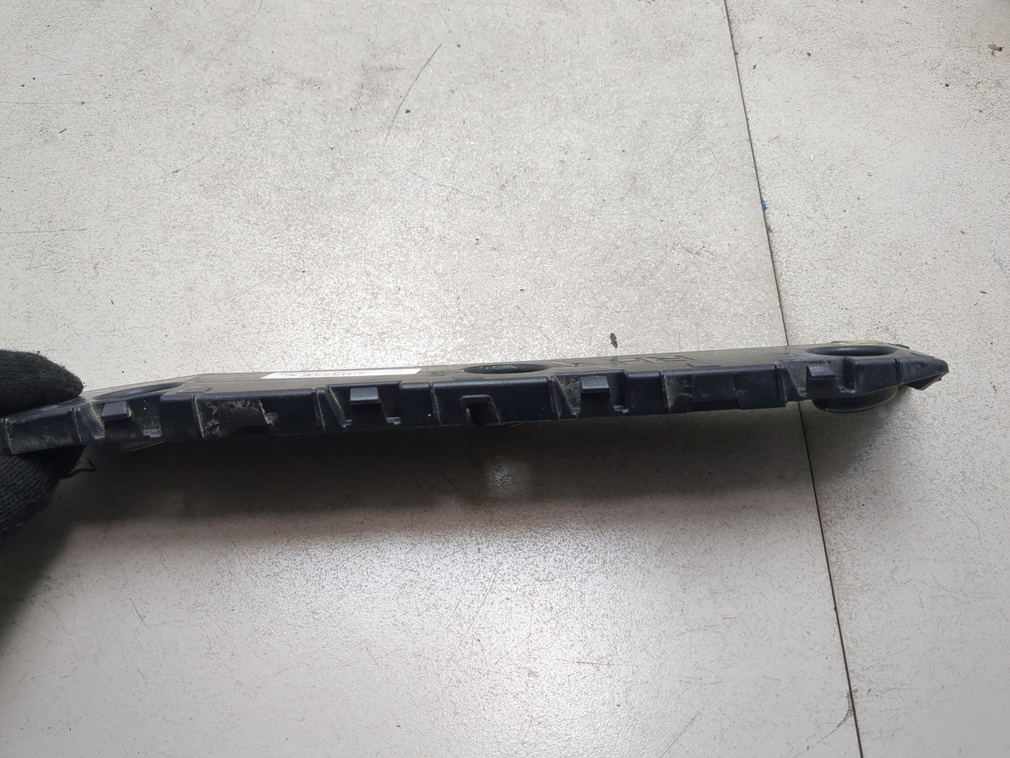 Кронштейн заднего бампера правый