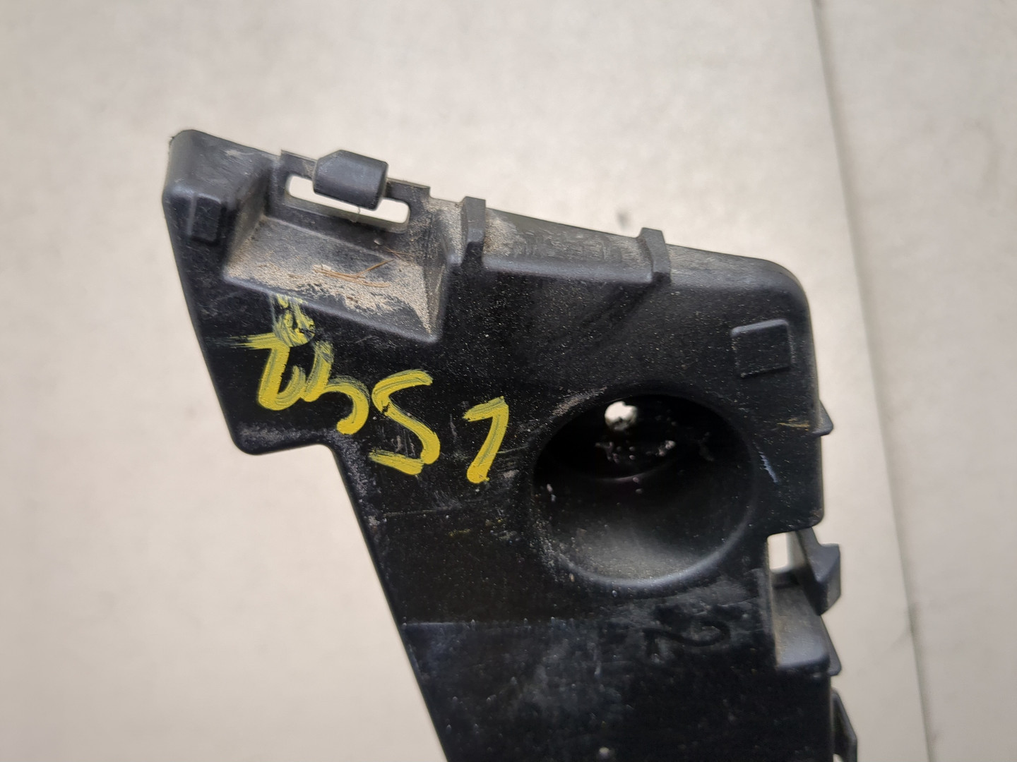 Кронштейн заднего бампера правый