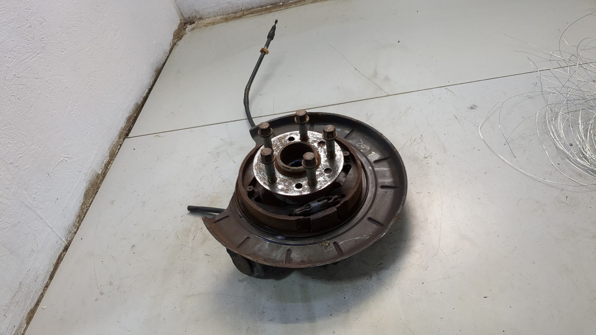 Кулак поворотный задний левый