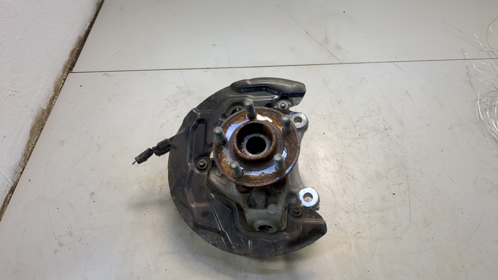 Кулак поворотный передний правый