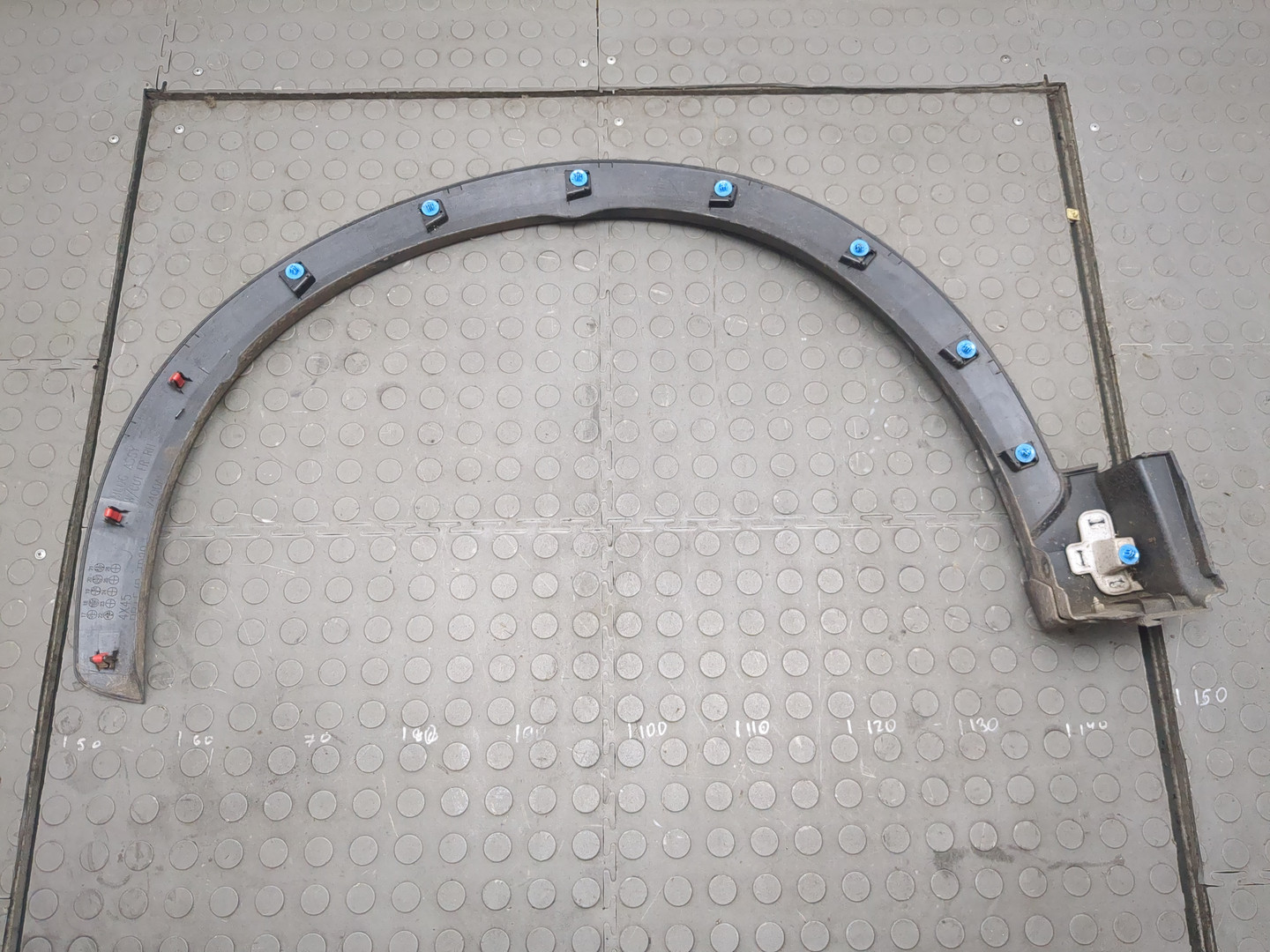 Накладка переднего крыла правого