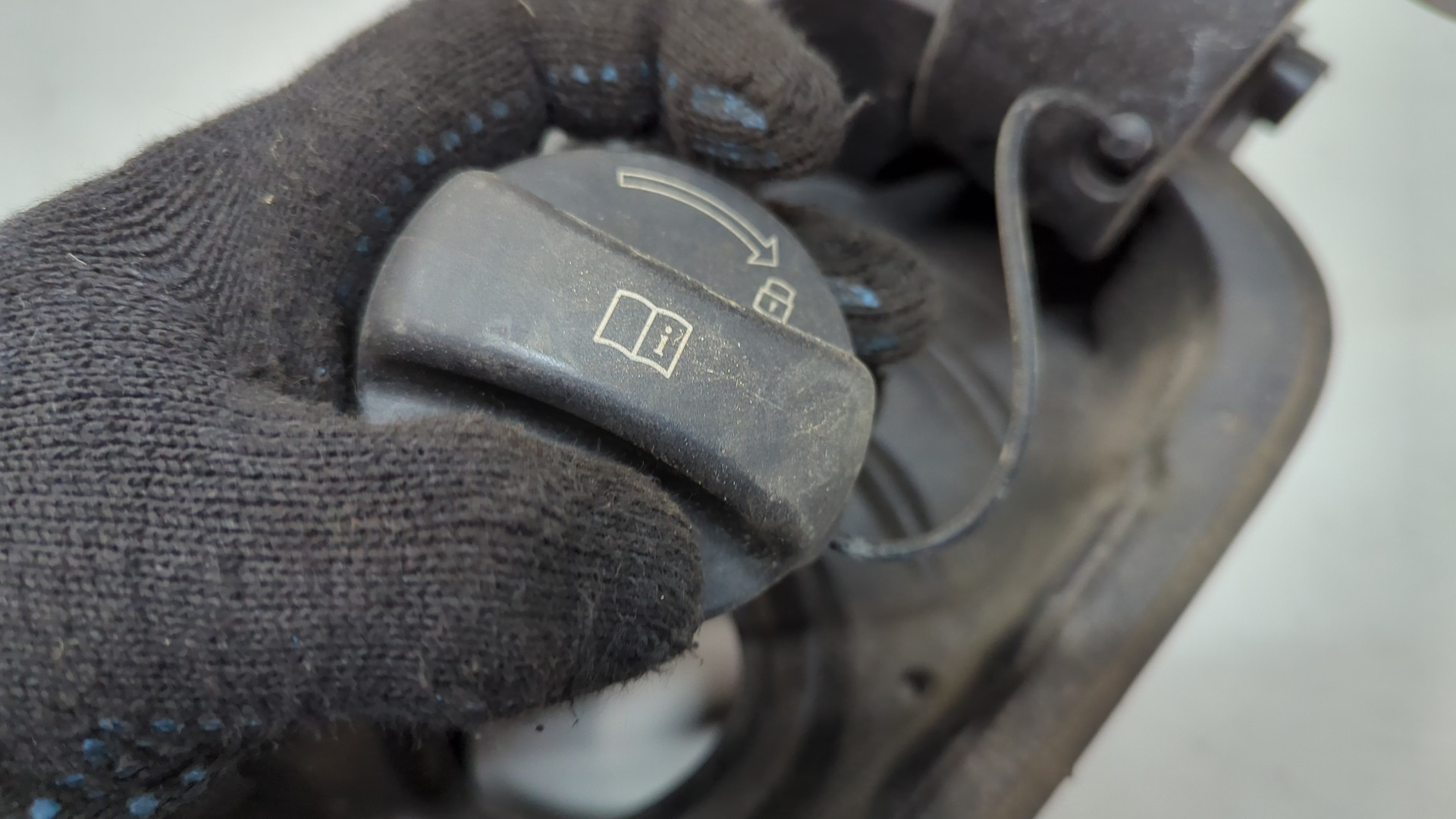 Лючок бензобака