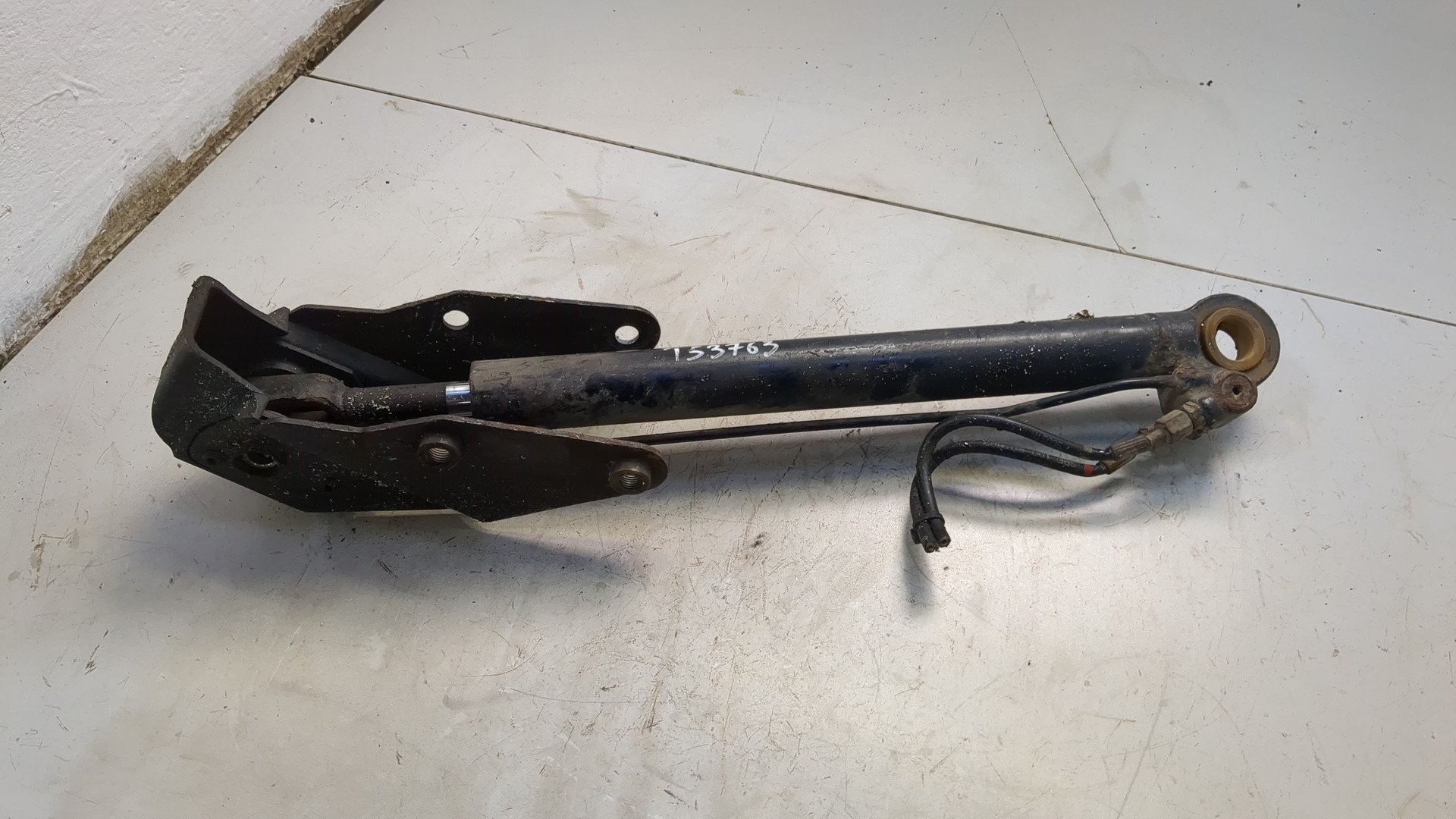 Рабочий цилиндр подъема кабины