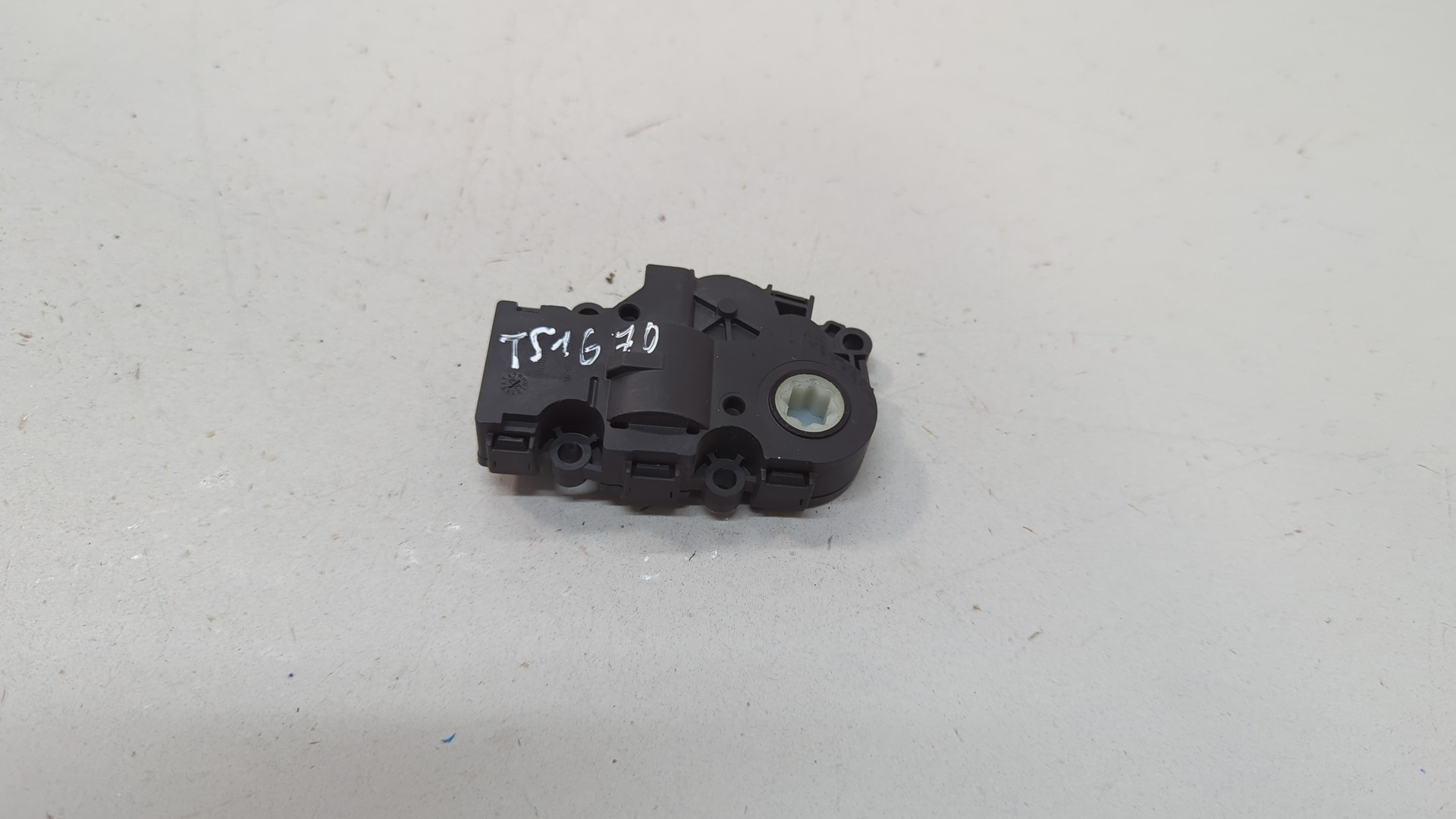 Моторчик заслонки печки