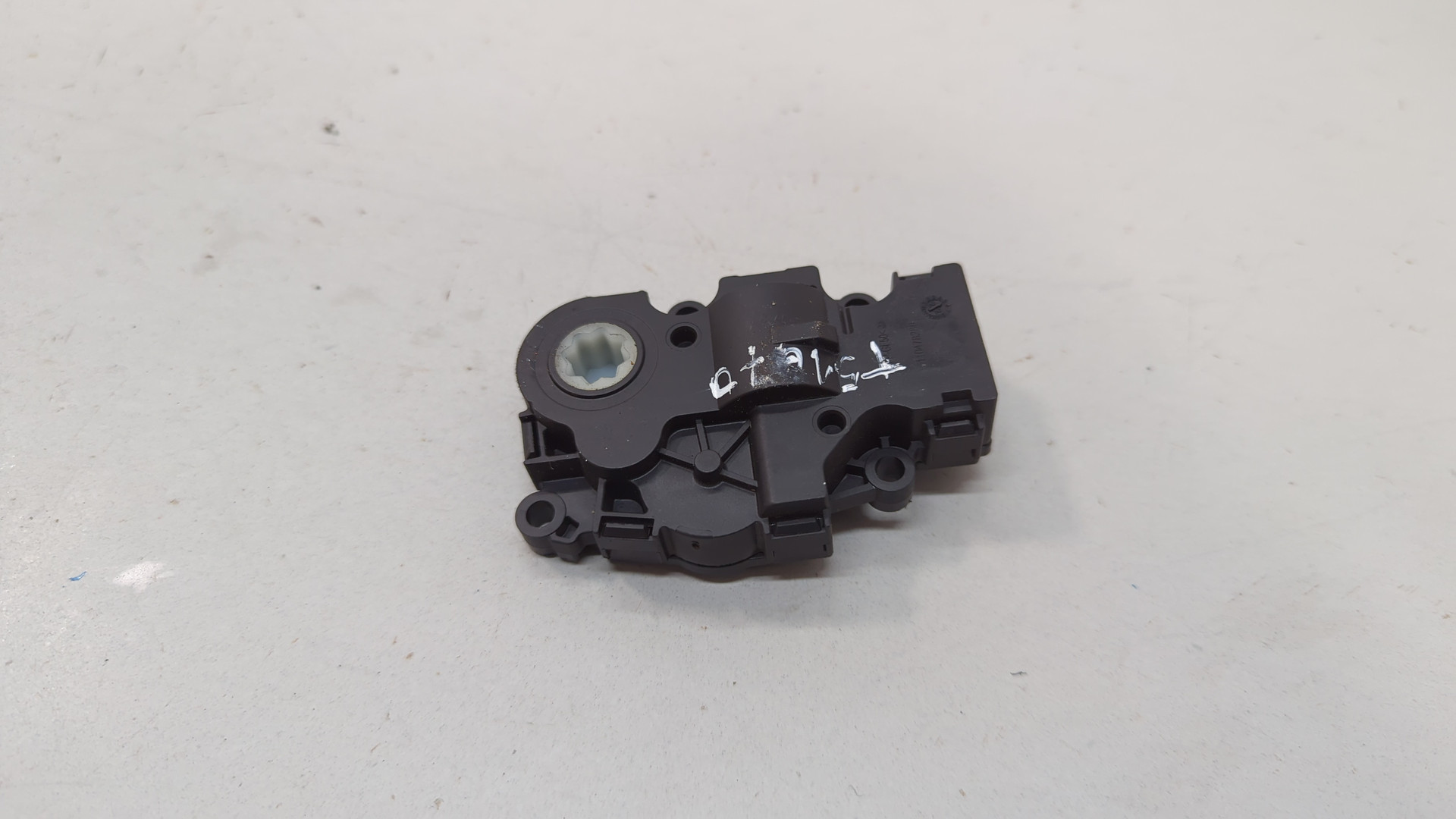 Моторчик заслонки печки