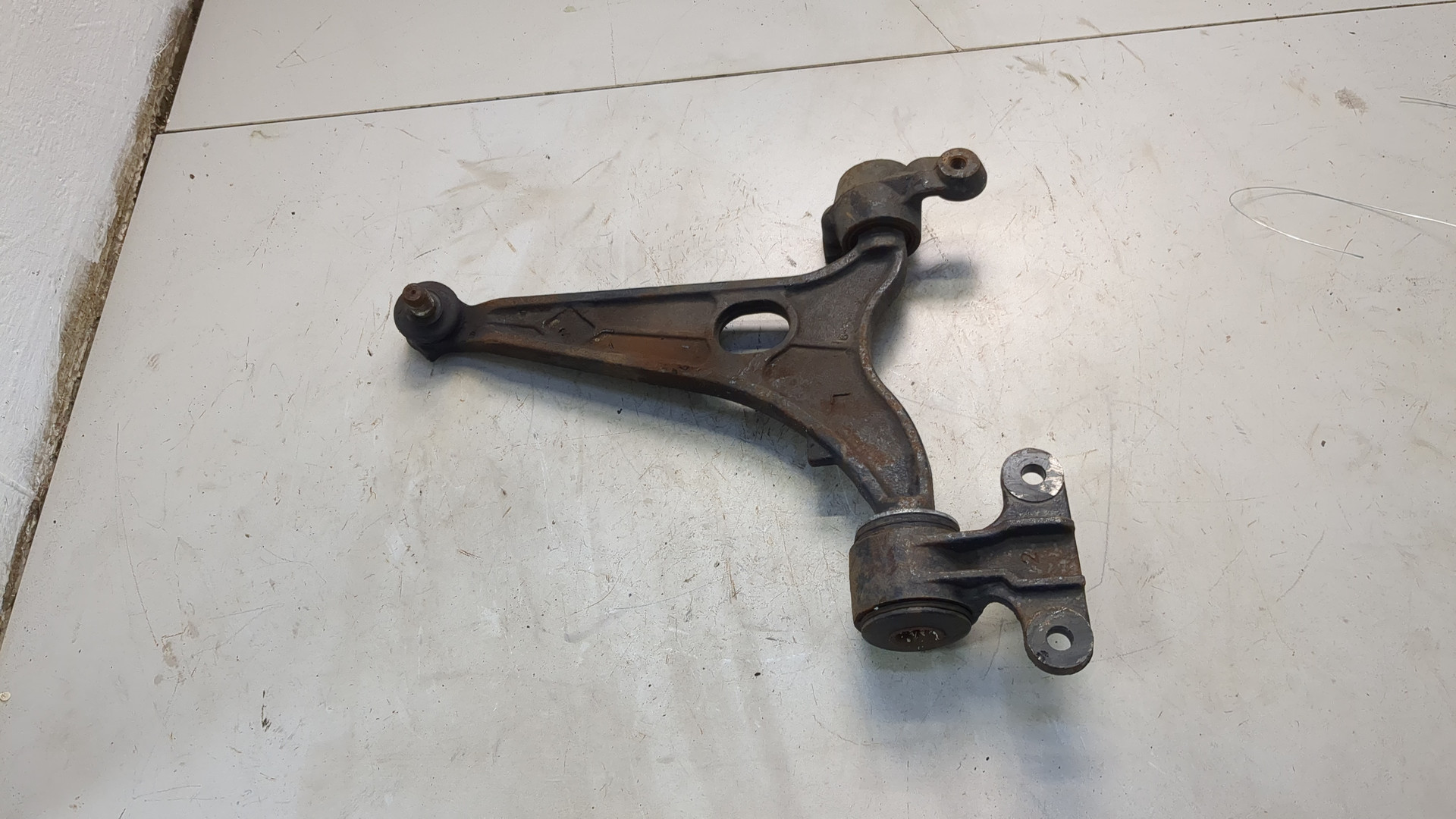 Рычаг передний левый