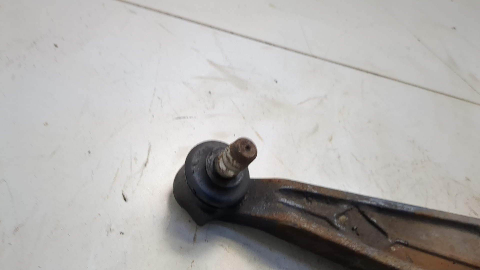 Рычаг передний левый