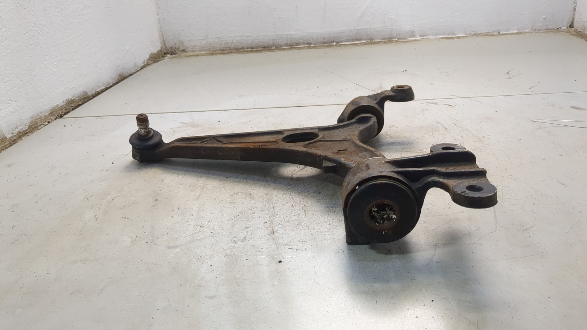 Рычаг передний левый