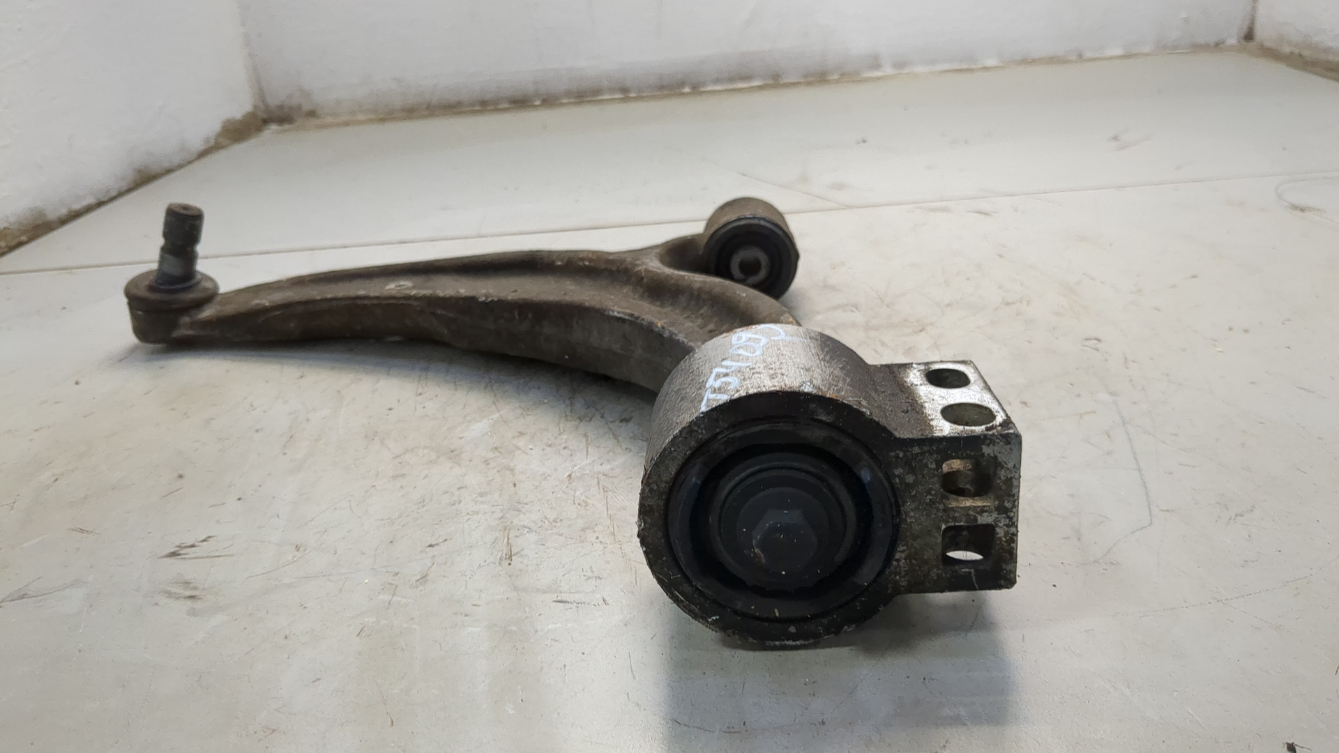 Рычаг передний левый