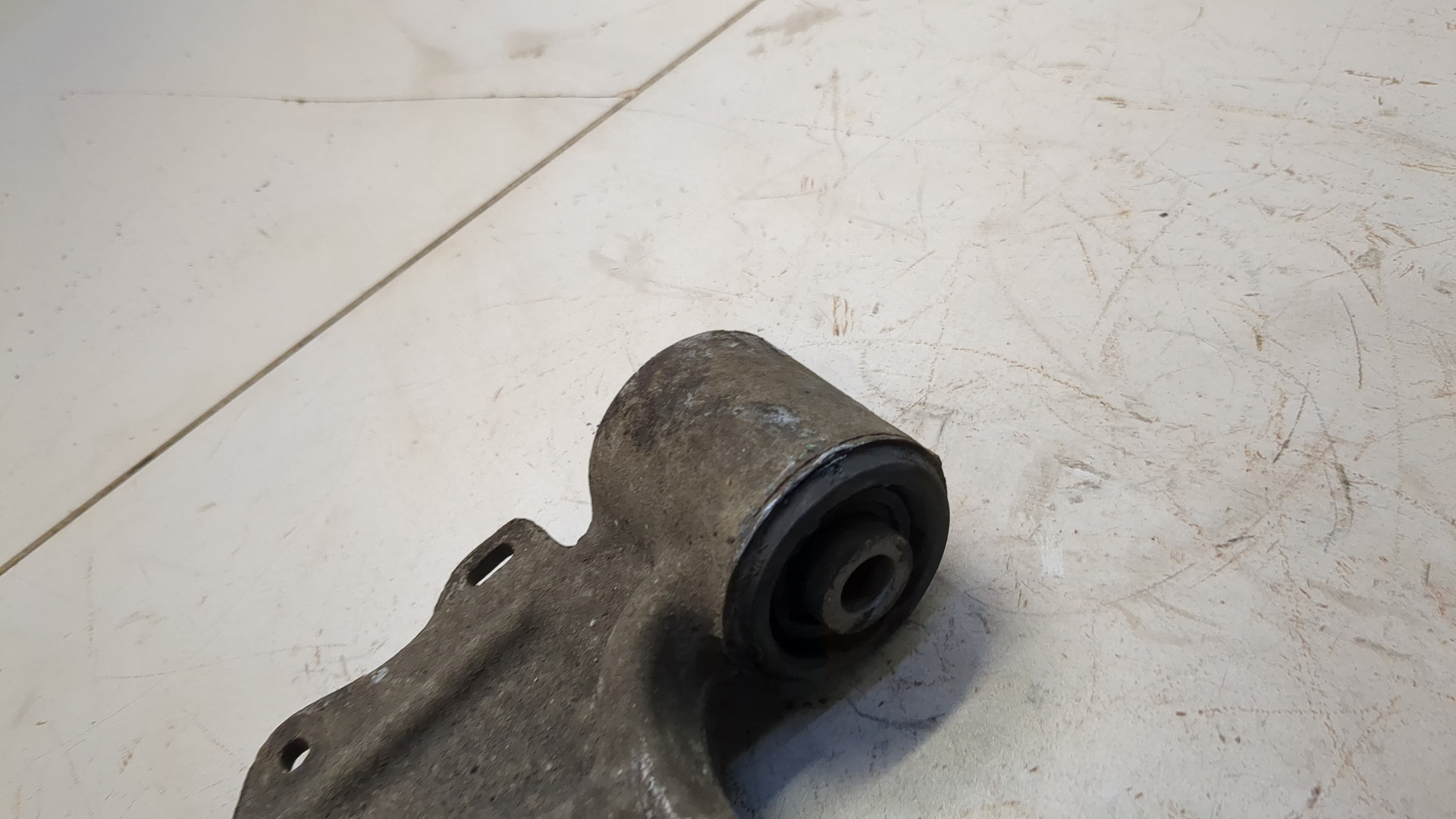 Рычаг передний левый