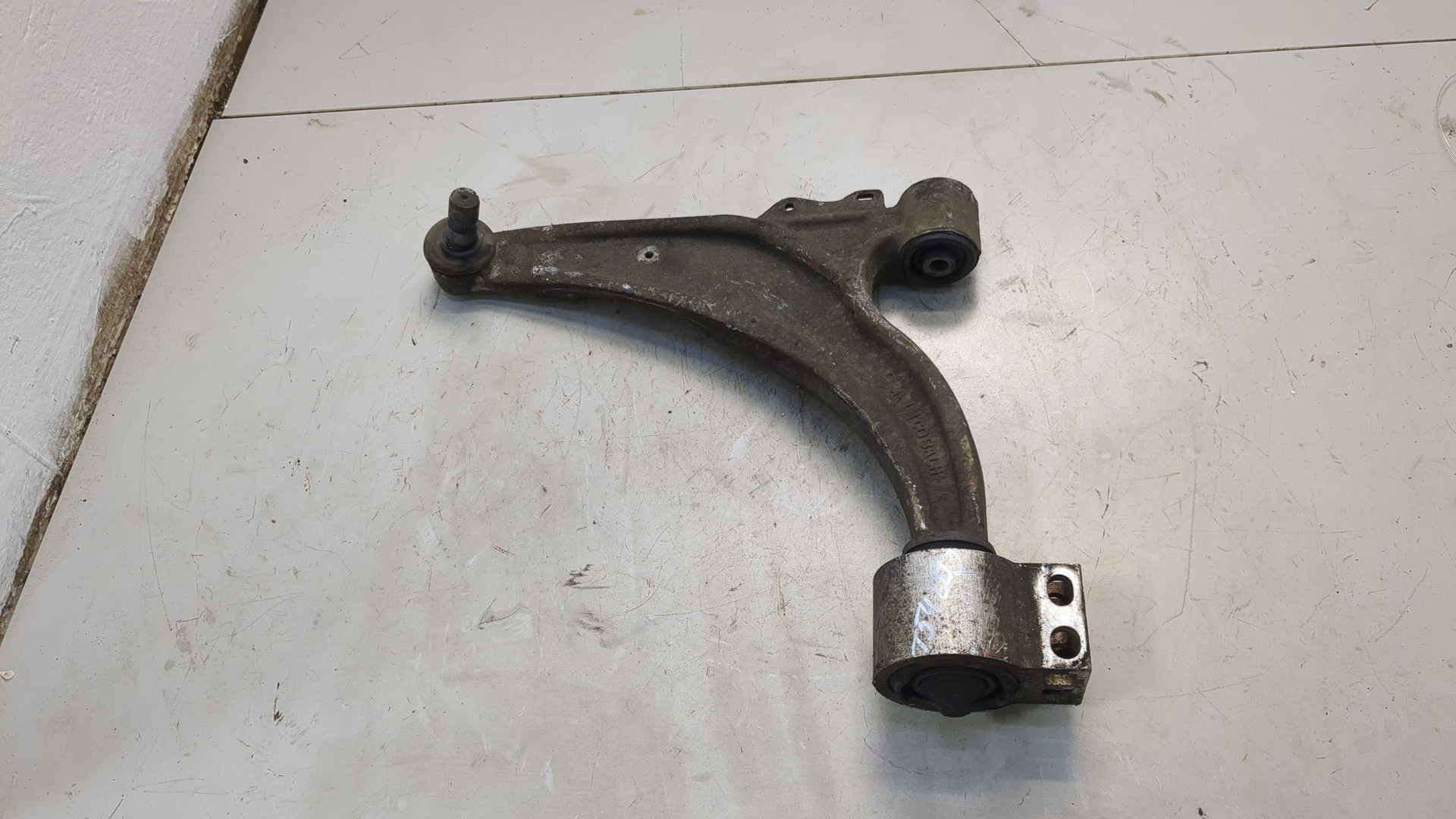 Рычаг передний левый