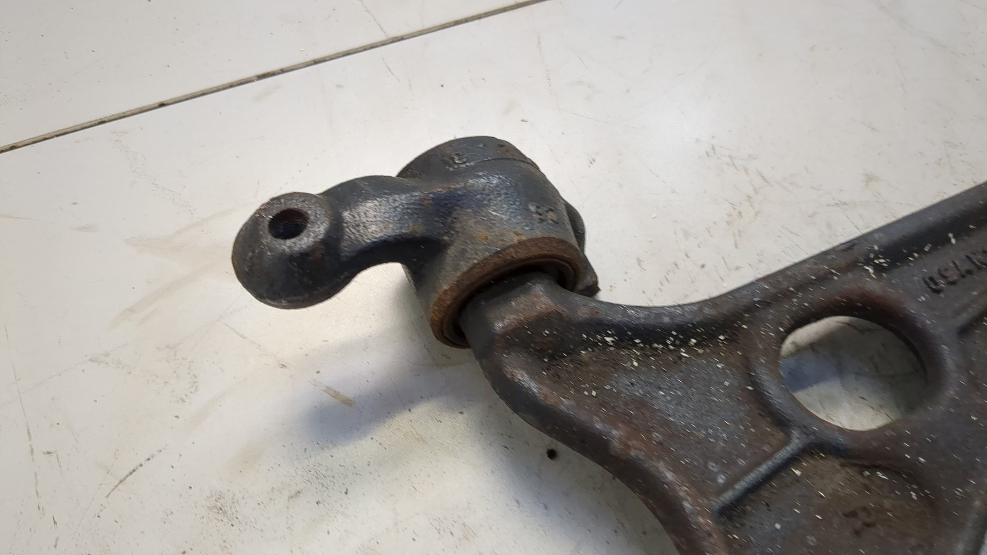 Рычаг передний правый