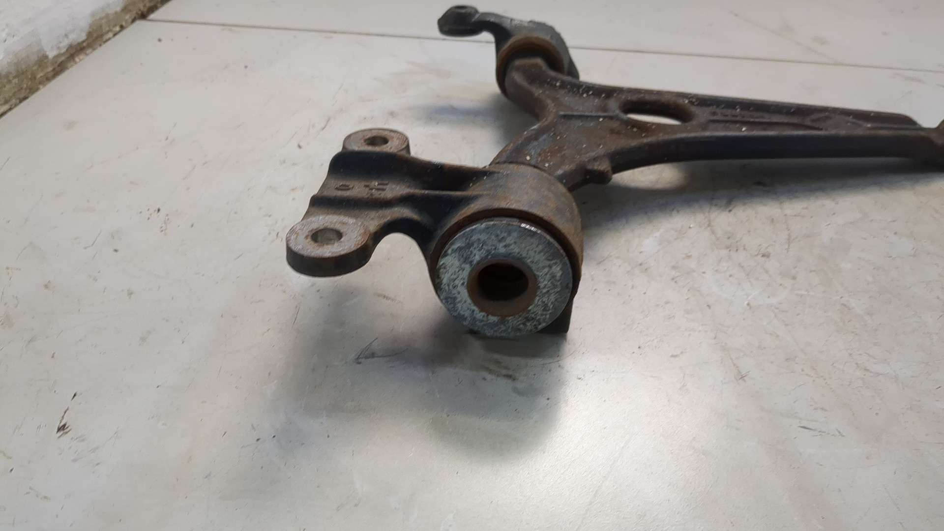 Рычаг передний правый