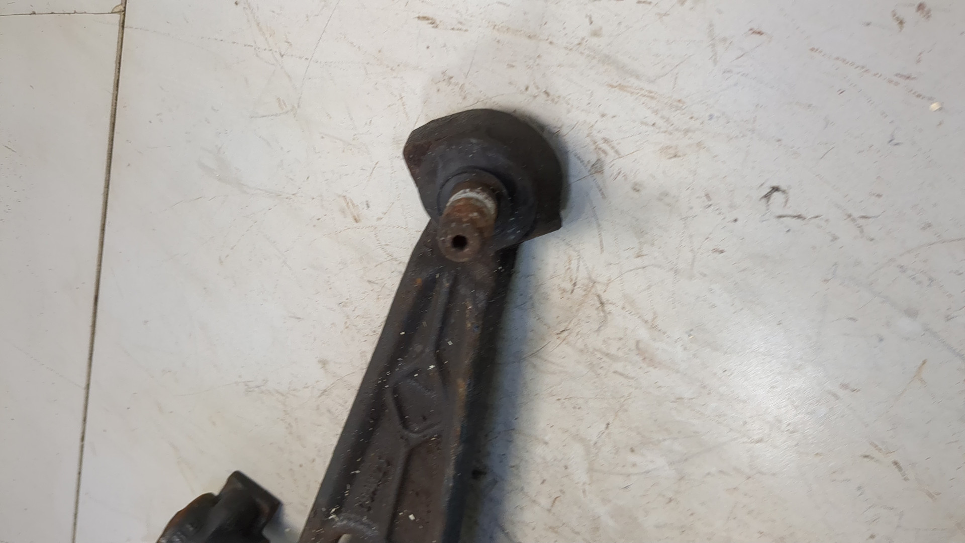 Рычаг передний правый