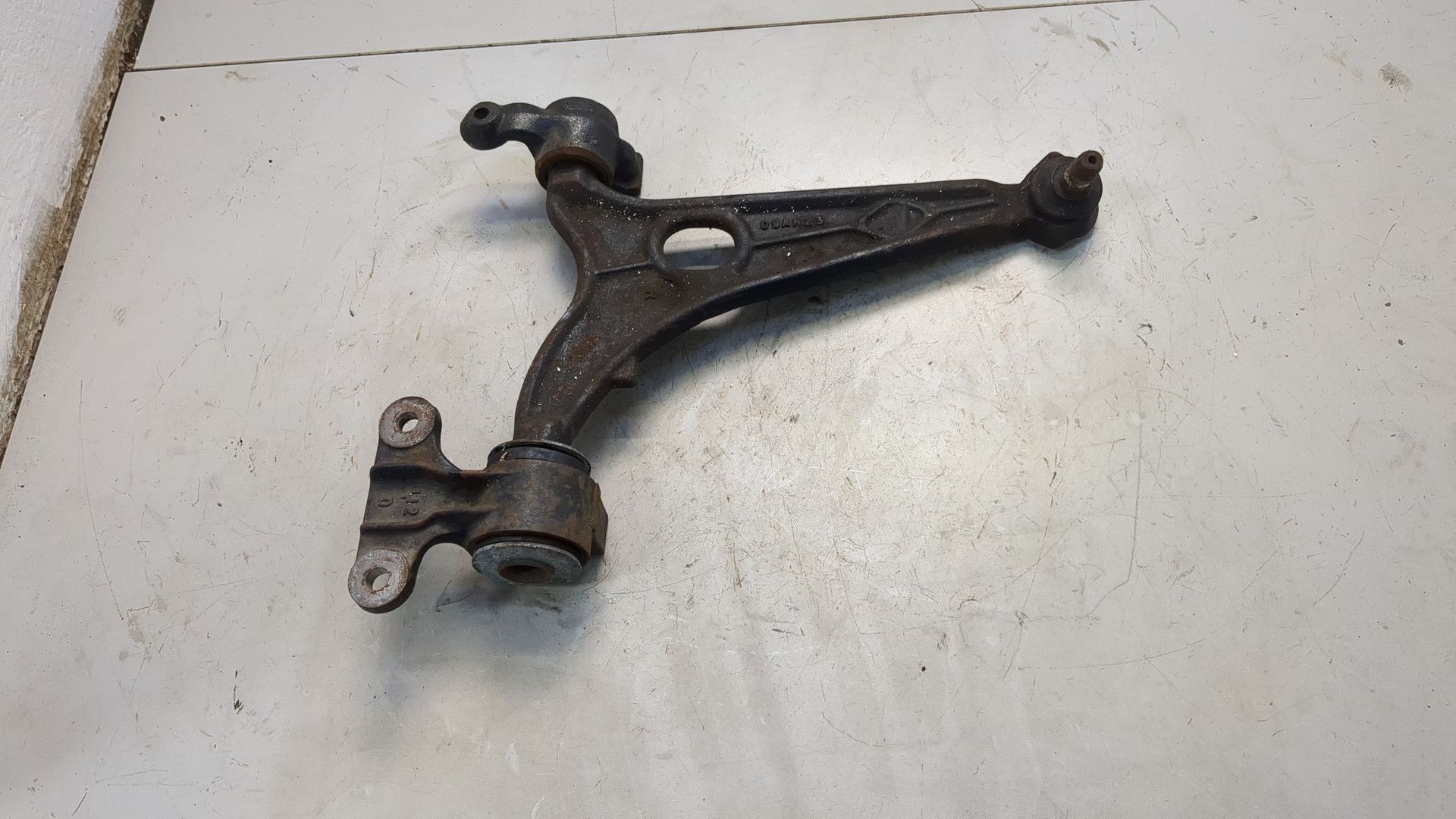 Рычаг передний правый