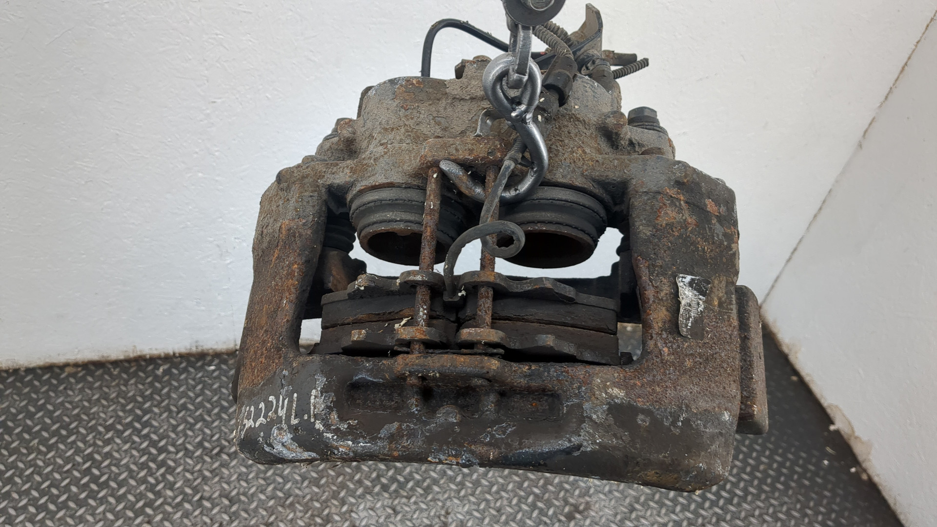 Суппорт передний левый