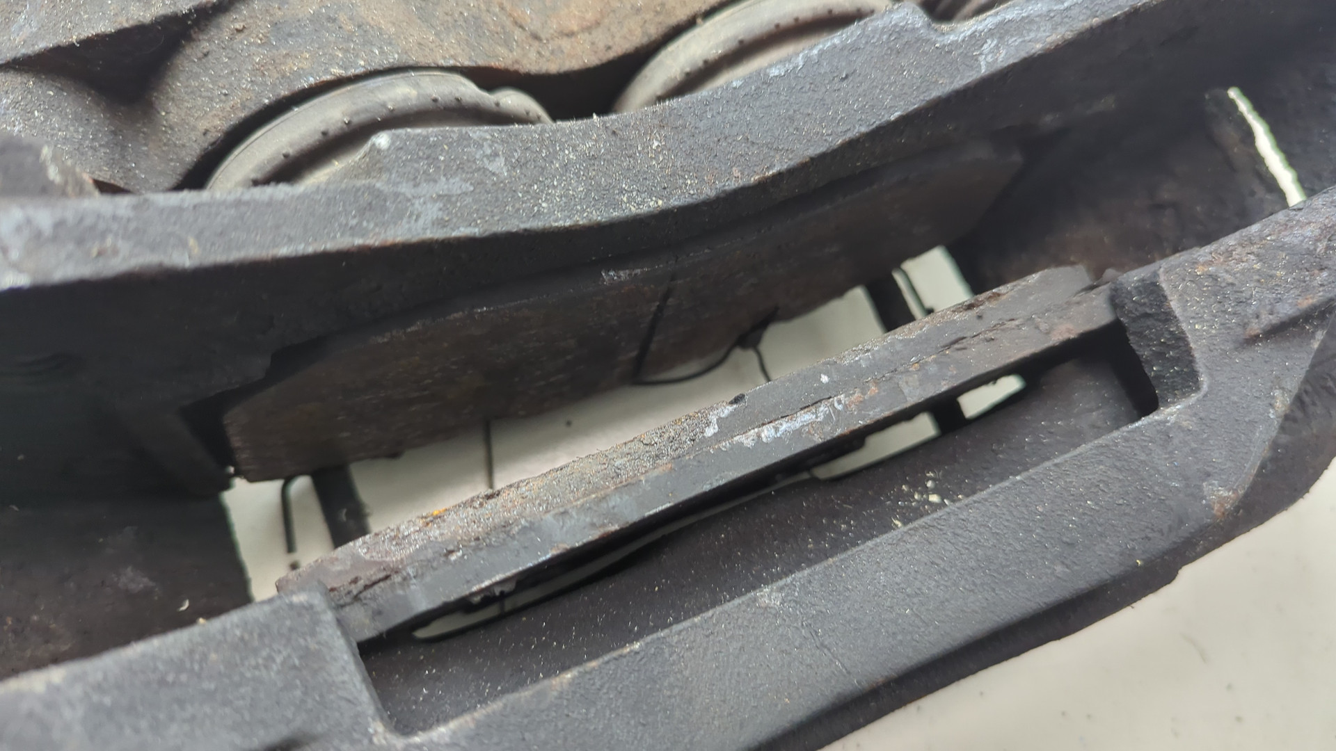 Суппорт передний левый