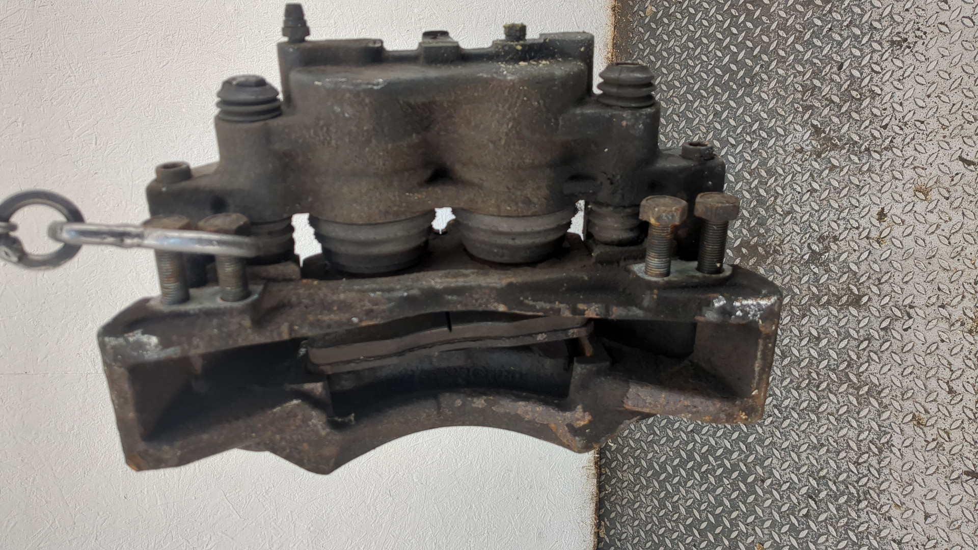 Суппорт передний левый