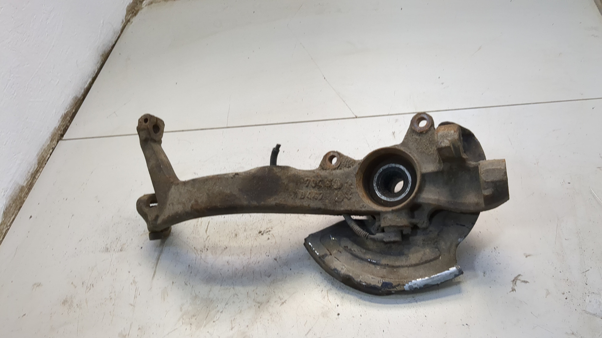 Кулак поворотный передний правый