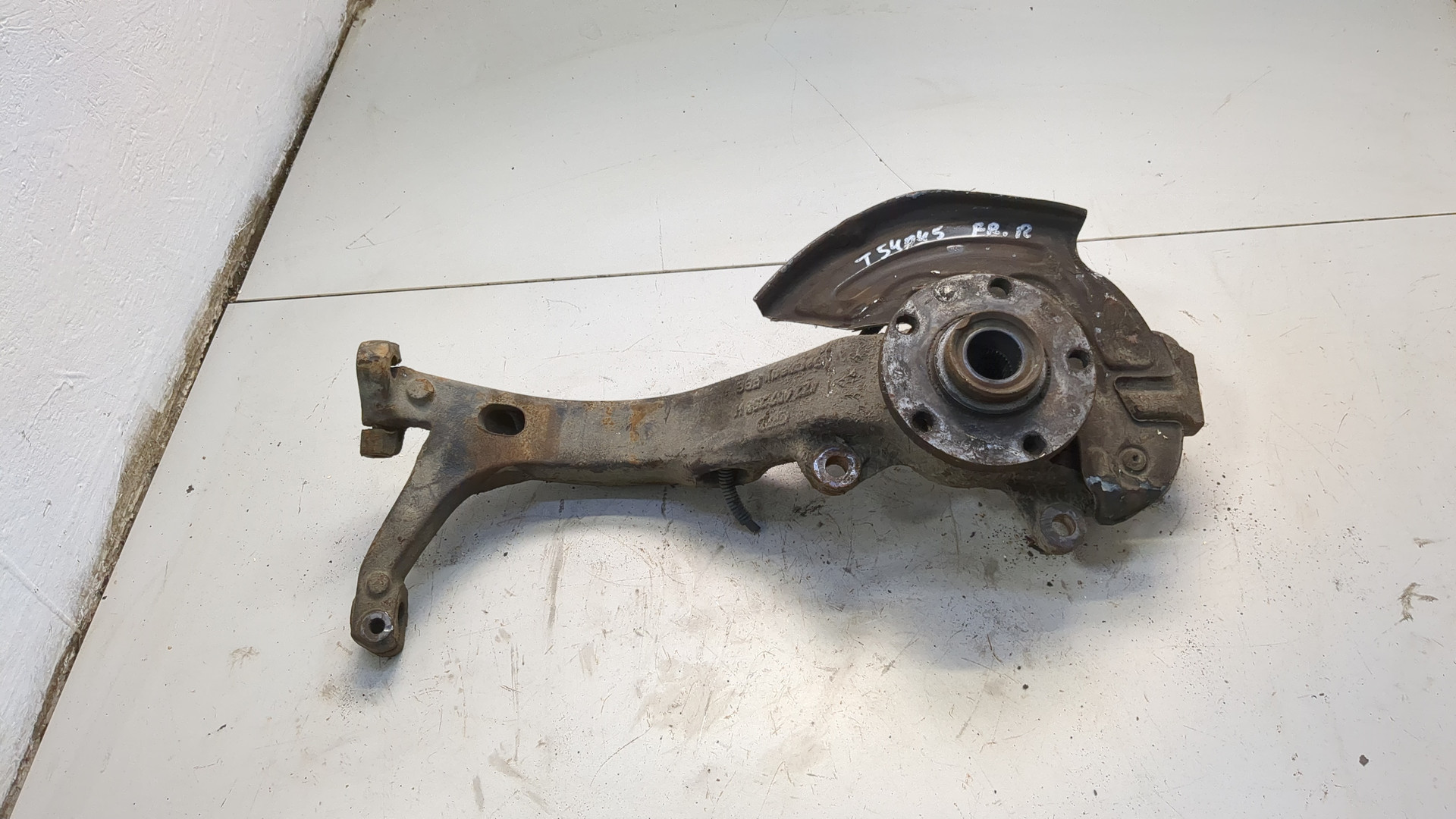 Кулак поворотный передний правый