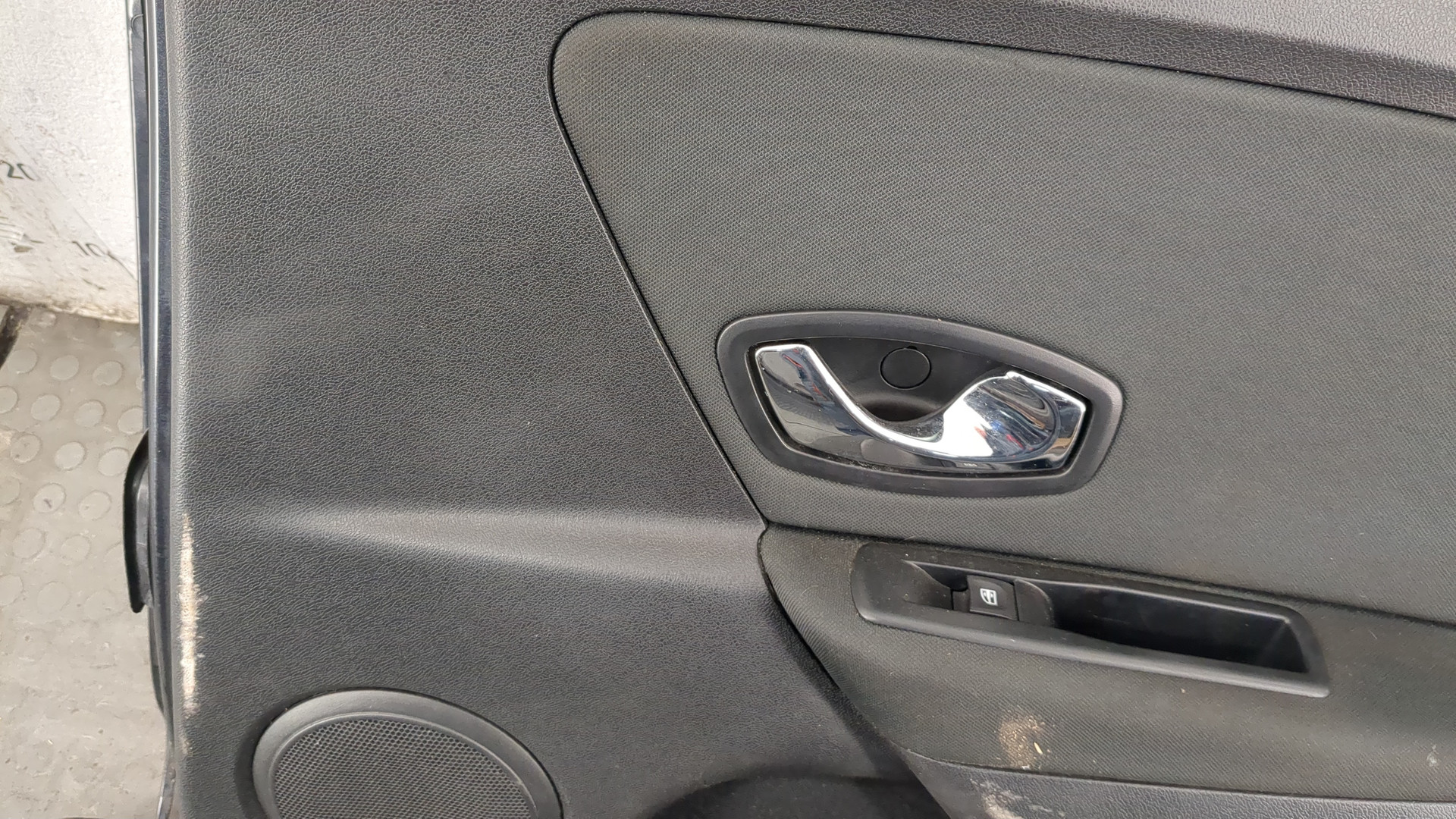 Дверь задняя правая