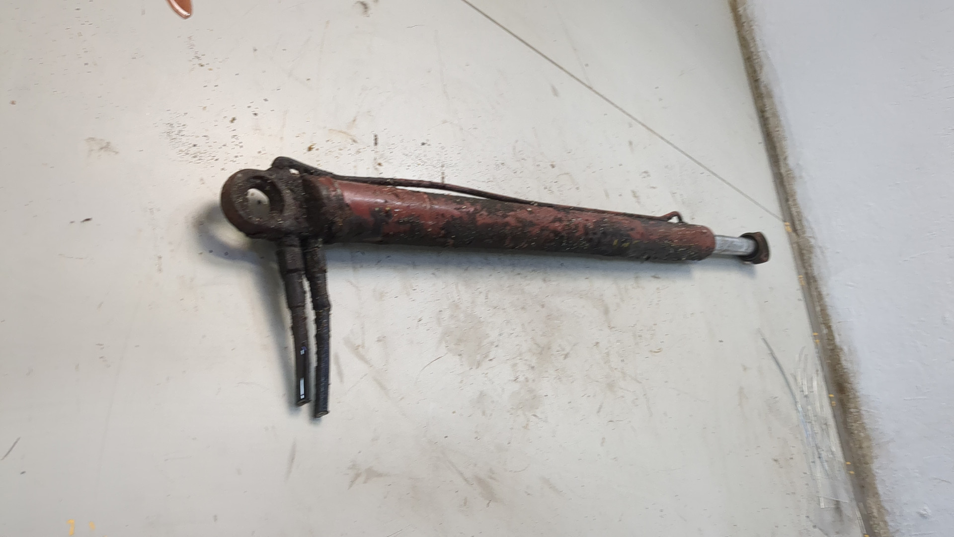 Рабочий цилиндр подъема кабины