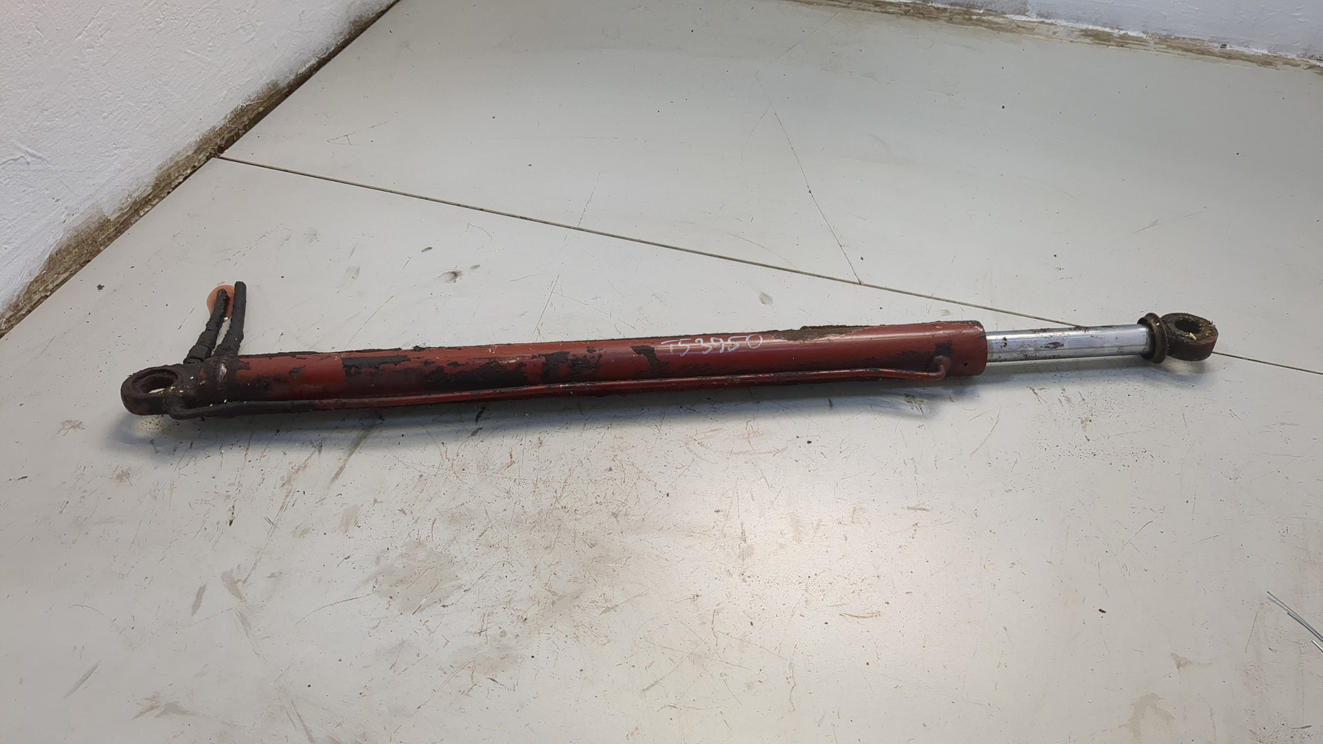 Рабочий цилиндр подъема кабины