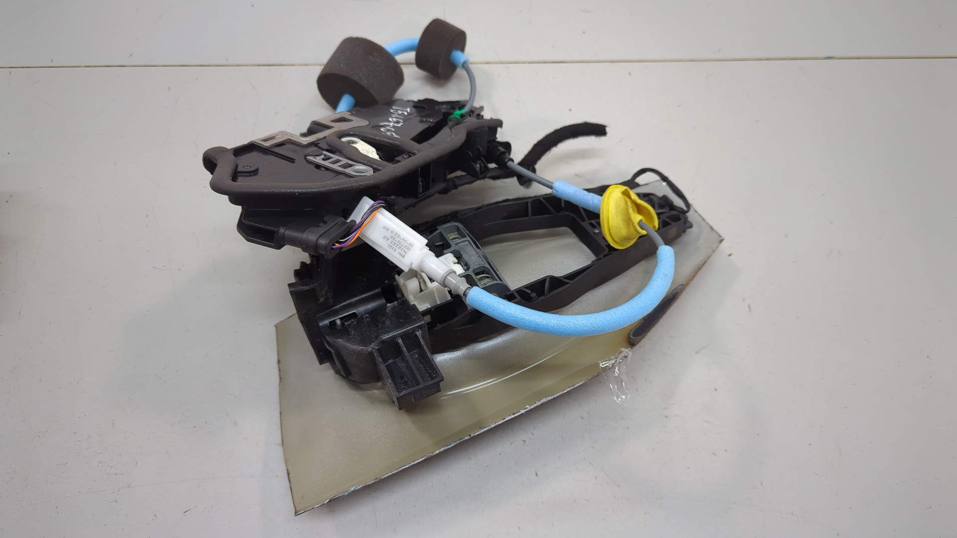 Замок двери передней правой