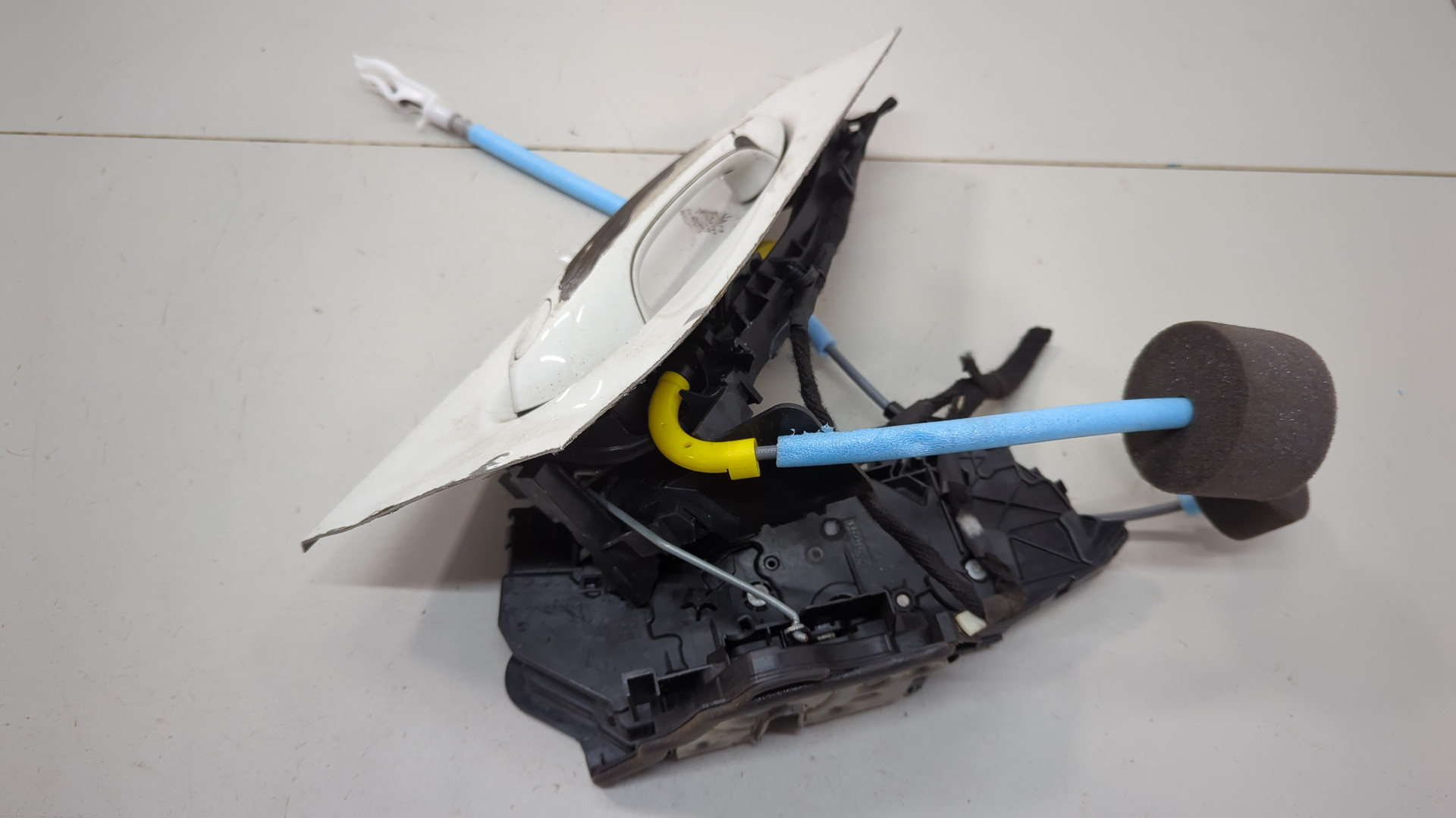 Замок двери передней правой