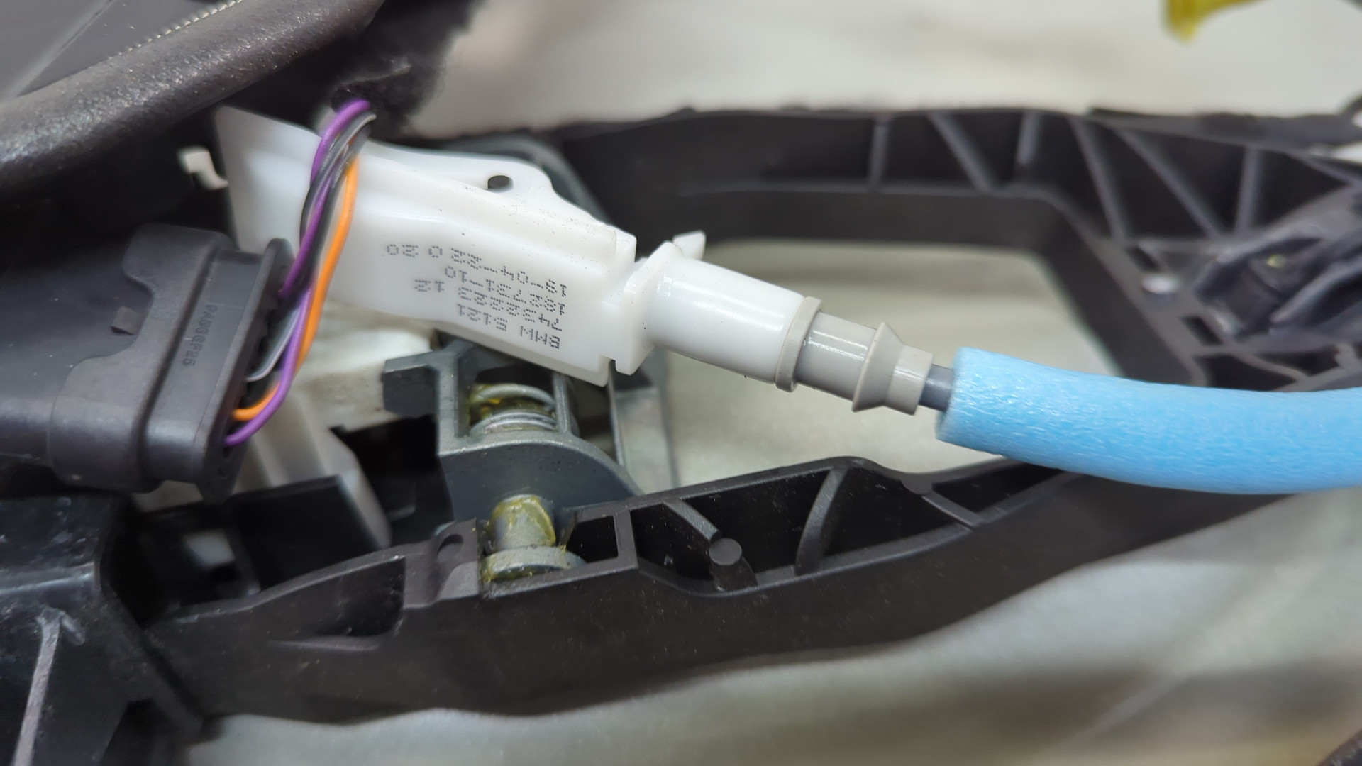 Замок двери передней правой