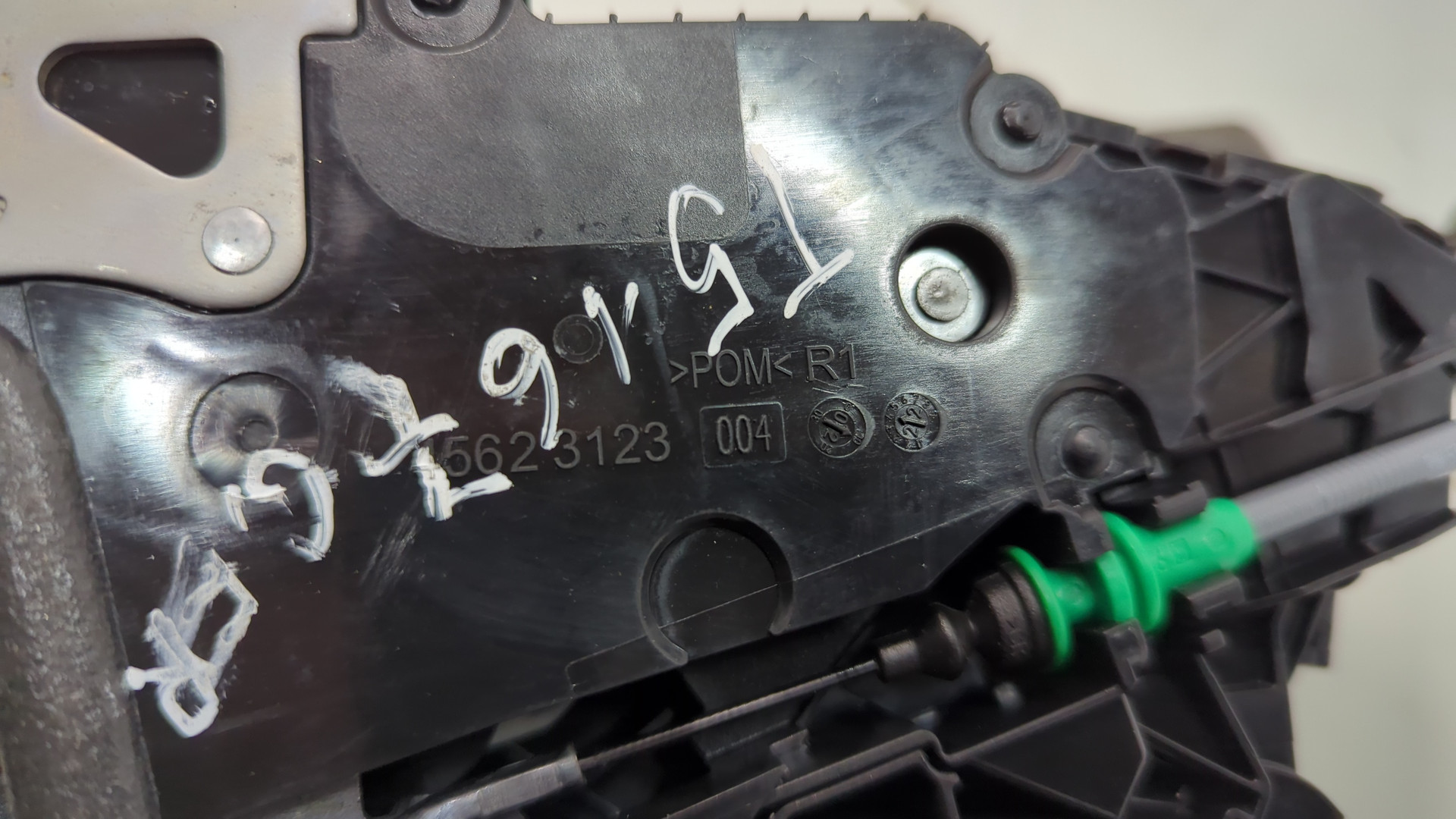 Замок двери передней правой