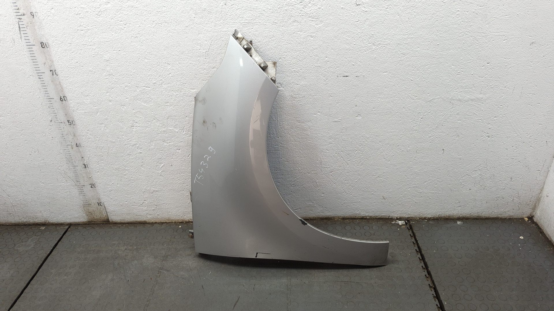 Крыло переднее правое