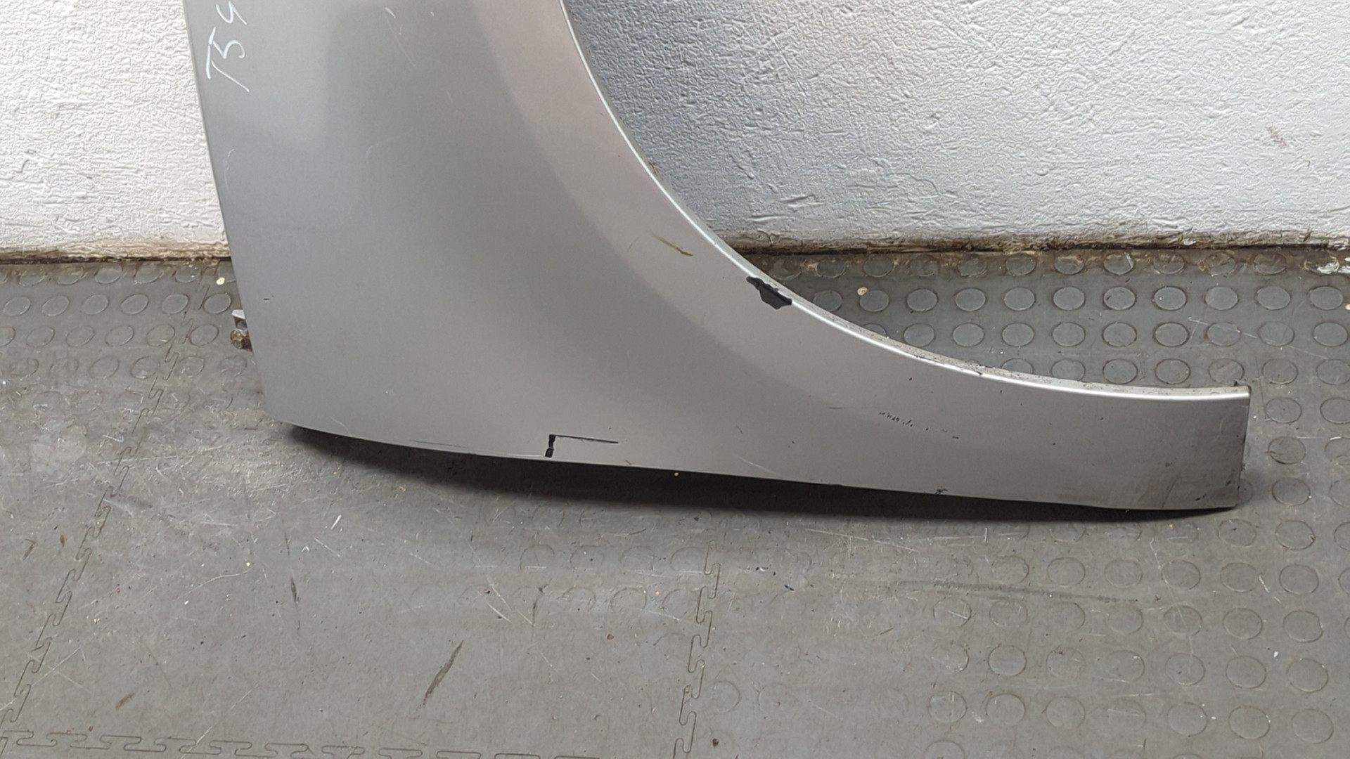 Крыло переднее правое