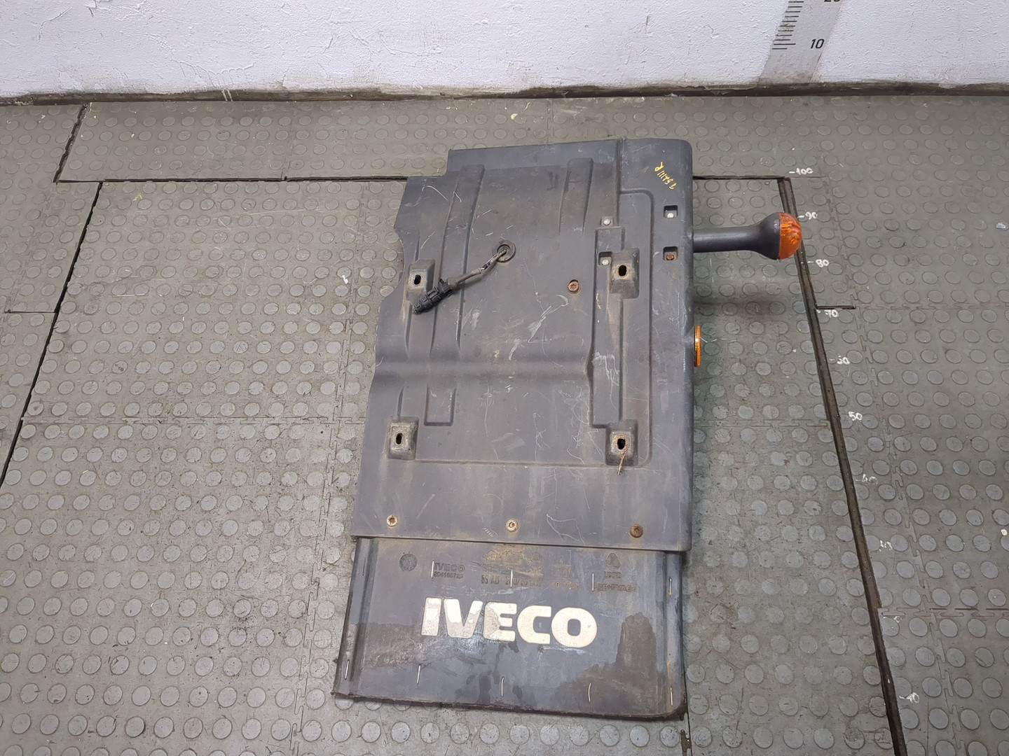 Крыло переднее правое