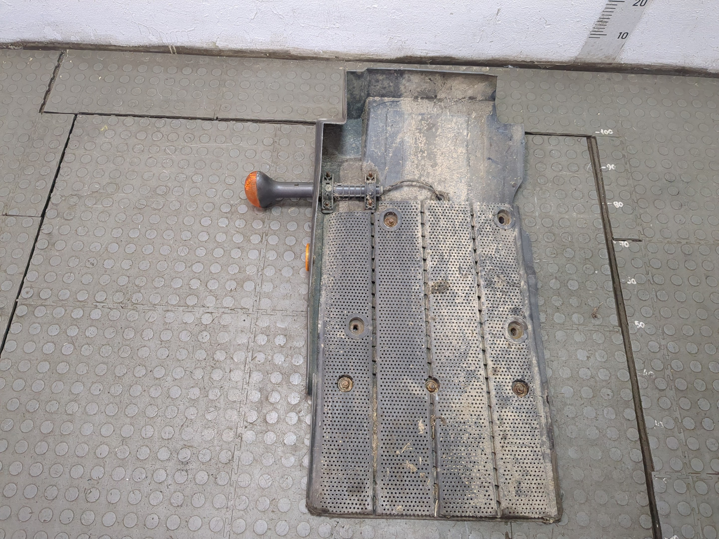 Крыло переднее правое