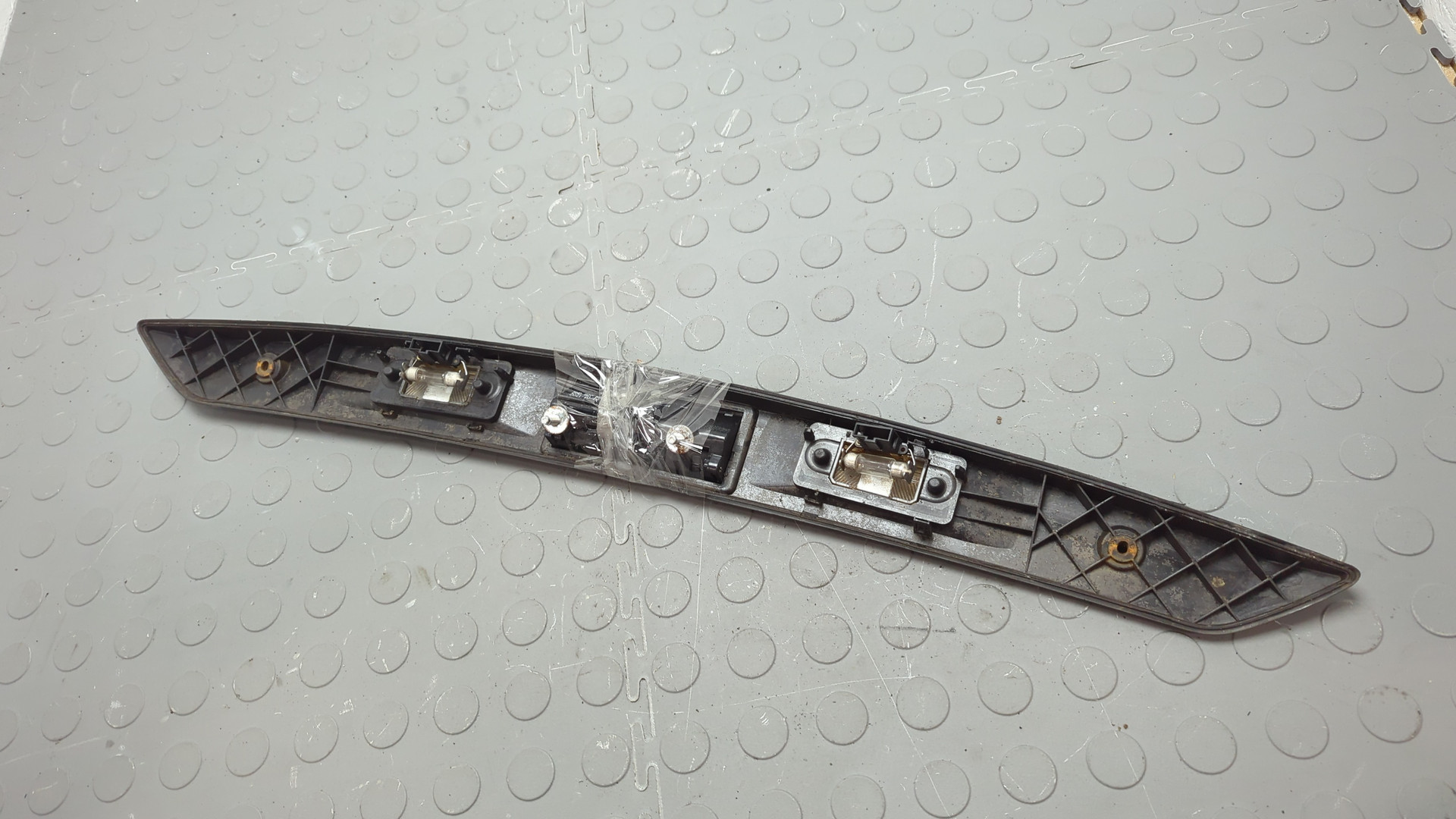 Кнопка открывания багажника