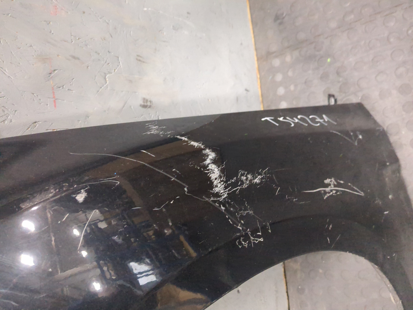 Крыло переднее левое