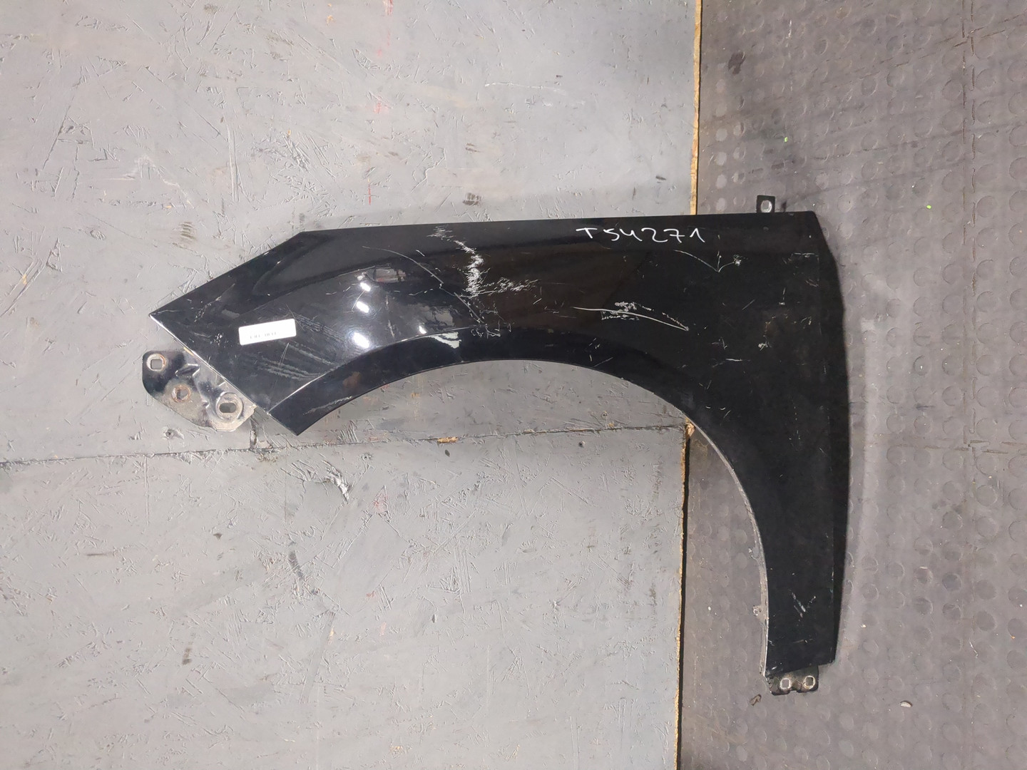 Крыло переднее левое